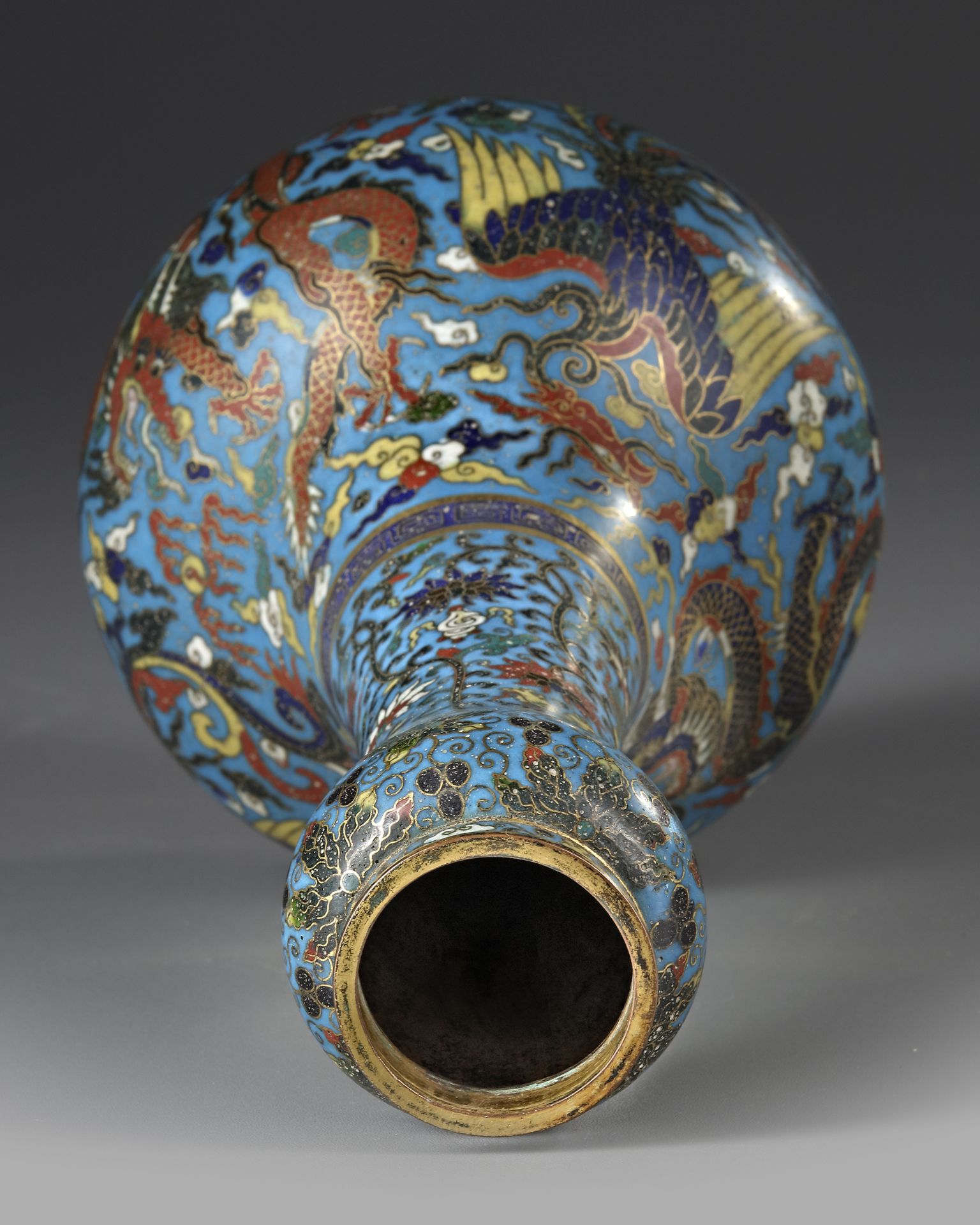 A CHINESE CLOISONNÉ ENAMEL GARLIC HEAD VASE, JINGTAI INCISED SIX-CHARACTER MARK IN A LINE (1450-1456 - Bild 3 aus 5