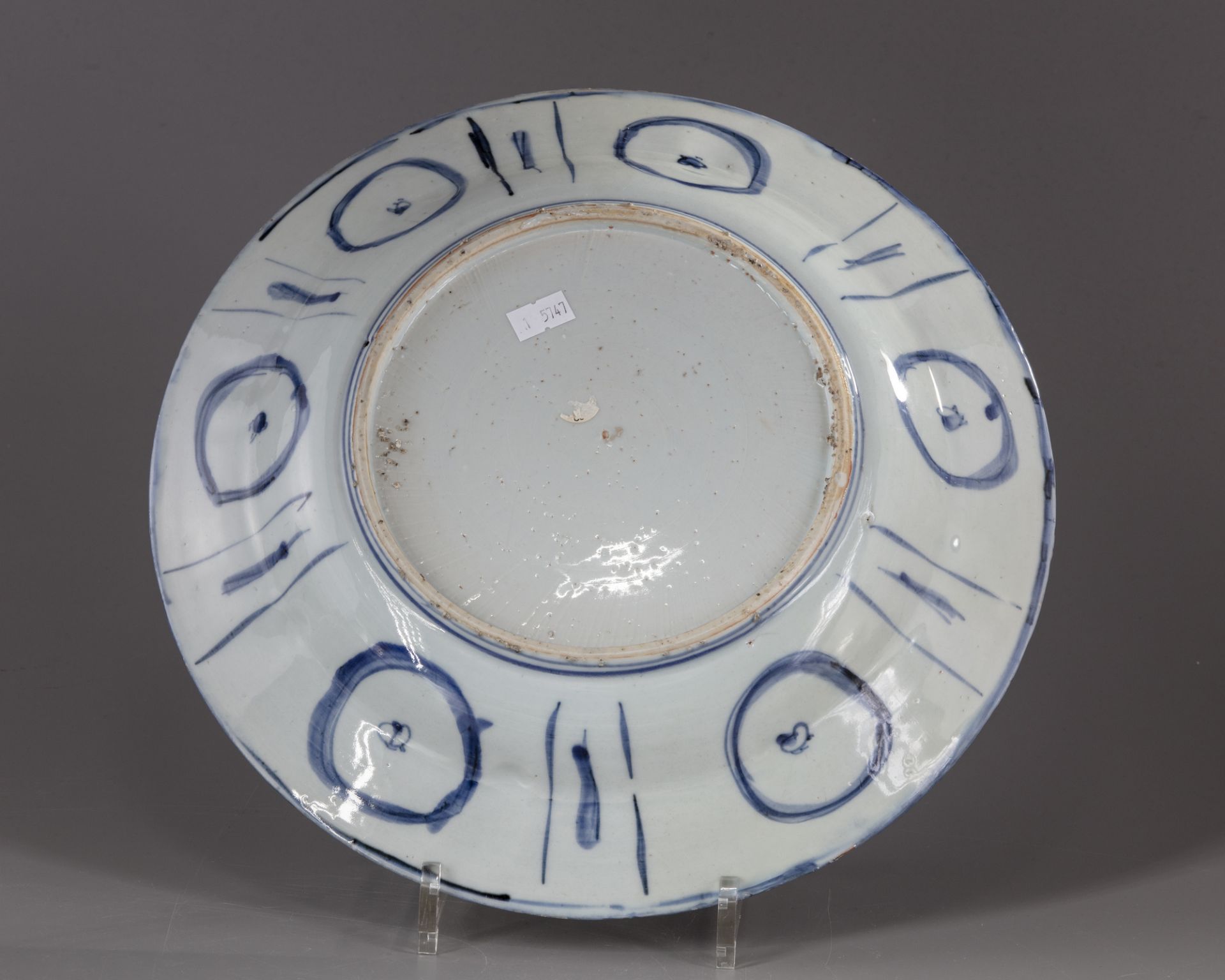 A CHINESE BLUE AND WHITE CHARGER, WANLI PERIOD - Image 2 of 2