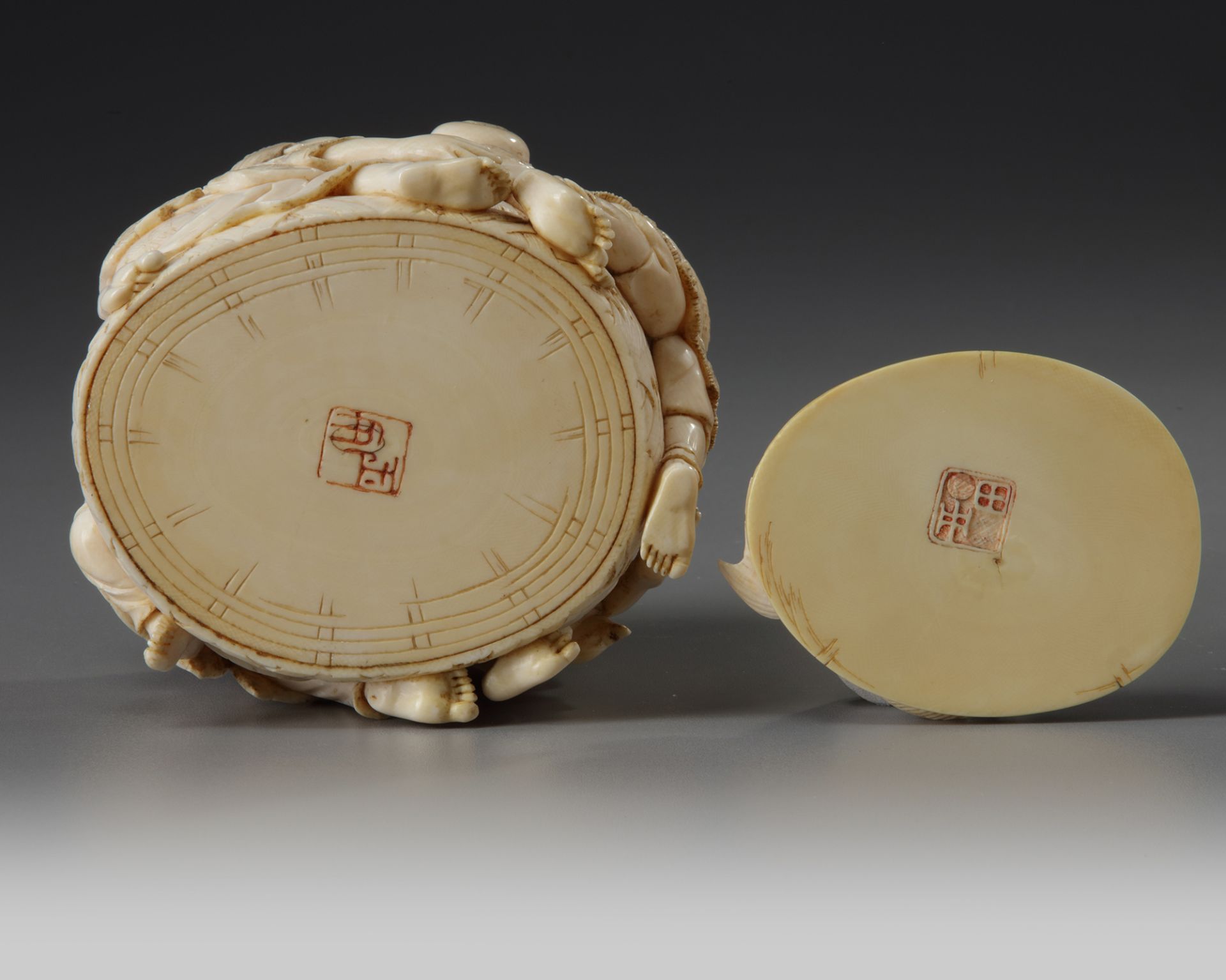 A JAPANESE IVORY CARVED BOX AND COVER, MEIJI PERIOD (1868-1912) - Image 5 of 5