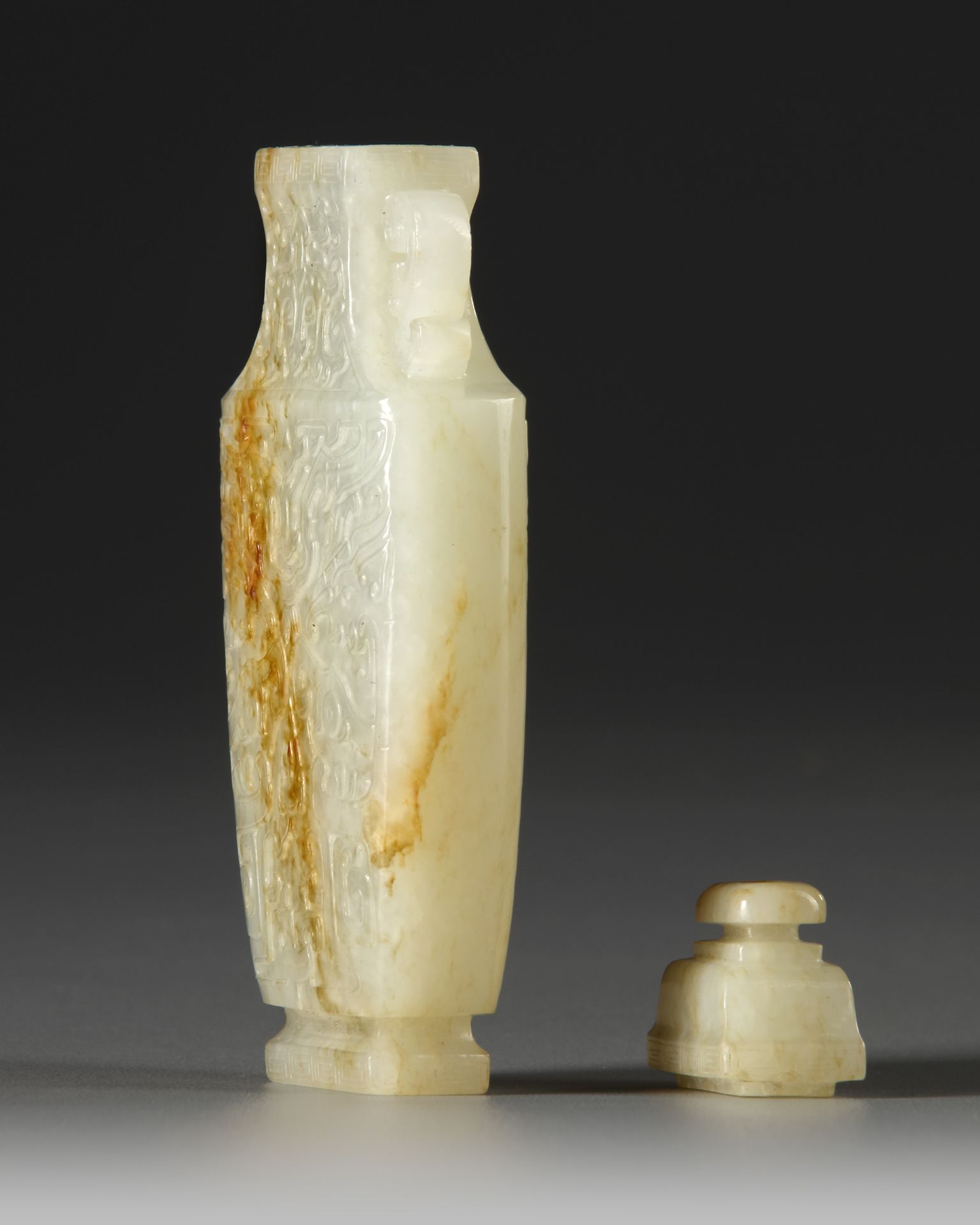 A CHINESE JADE ARCHAISTIC VASE AND COVER, 19TH CENTURY - Bild 2 aus 5