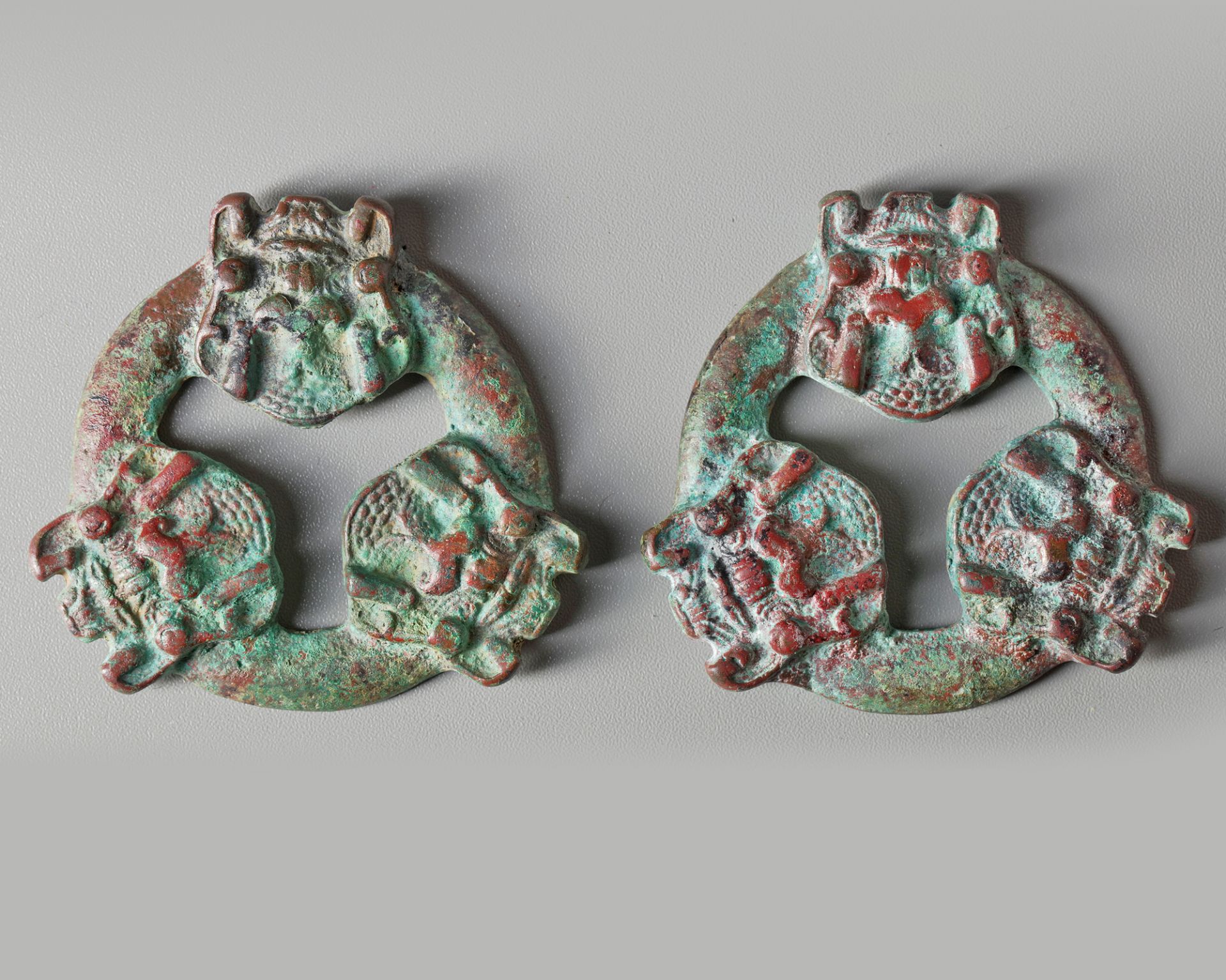 A PAIR OF CHINESE BRONZE HORSE ACCESSORIES, WESTERN ZHOU DYNASTY (711-256 BC) - Bild 3 aus 5