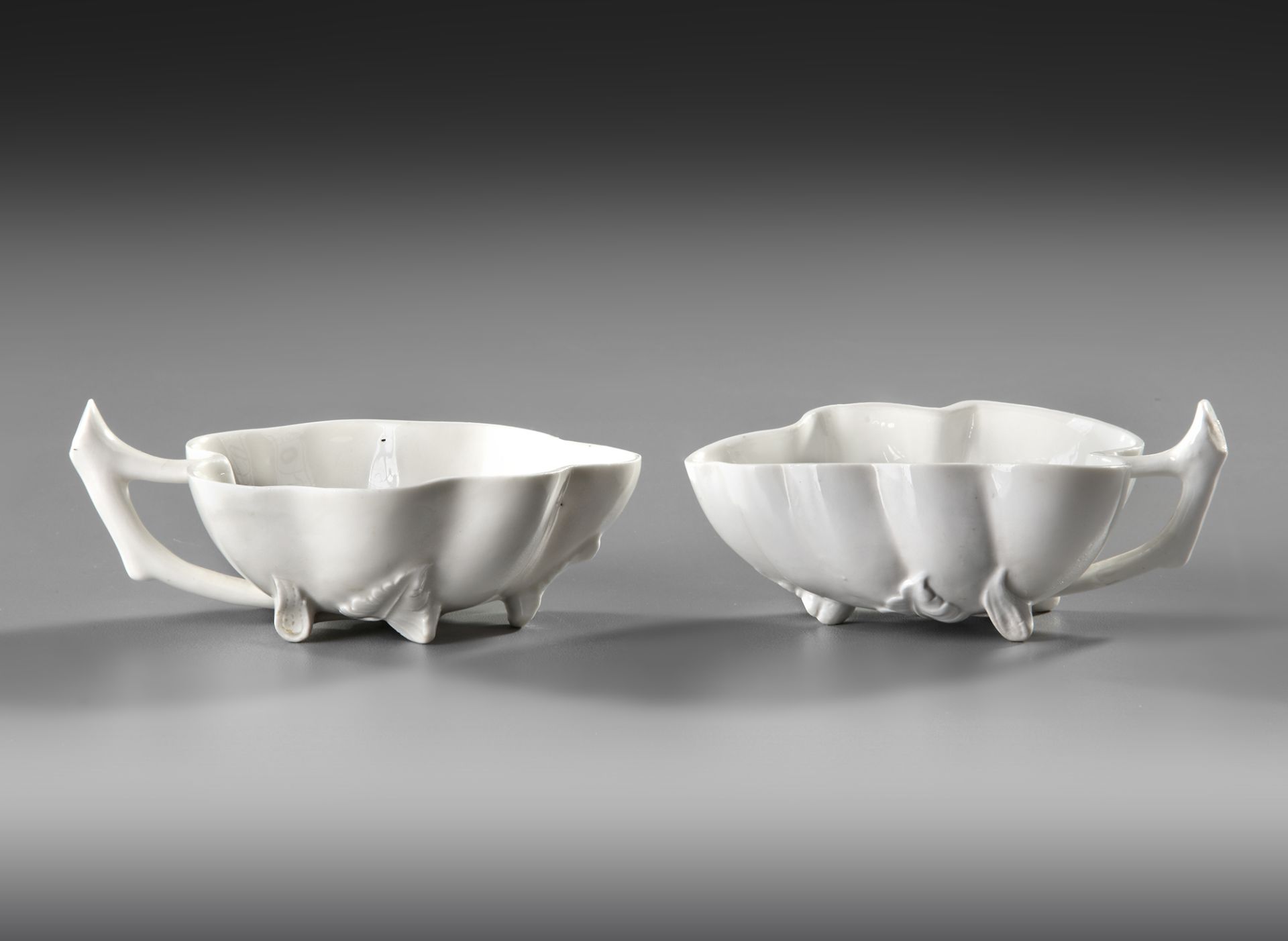 TWO CHINESE 'BLANC DE CHINE' LEAF-SHAPED CUPS, 17TH-18TH CENTURY - Bild 2 aus 4