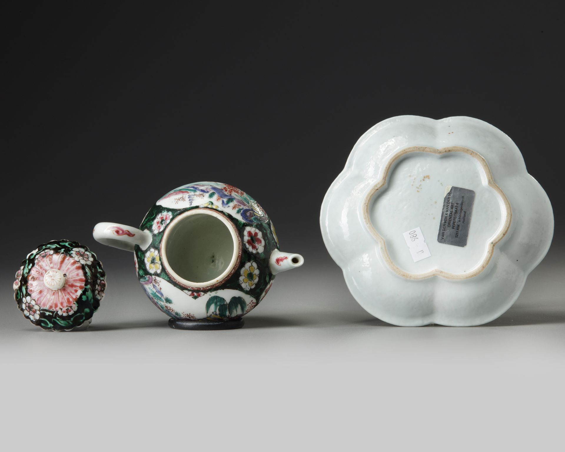 A CHINESE BLACK-GROUND FAMILLE ROSE TEAPOT, COVER AND STAND, YONGZHENG PERIOD (1723-1735) - Bild 5 aus 5