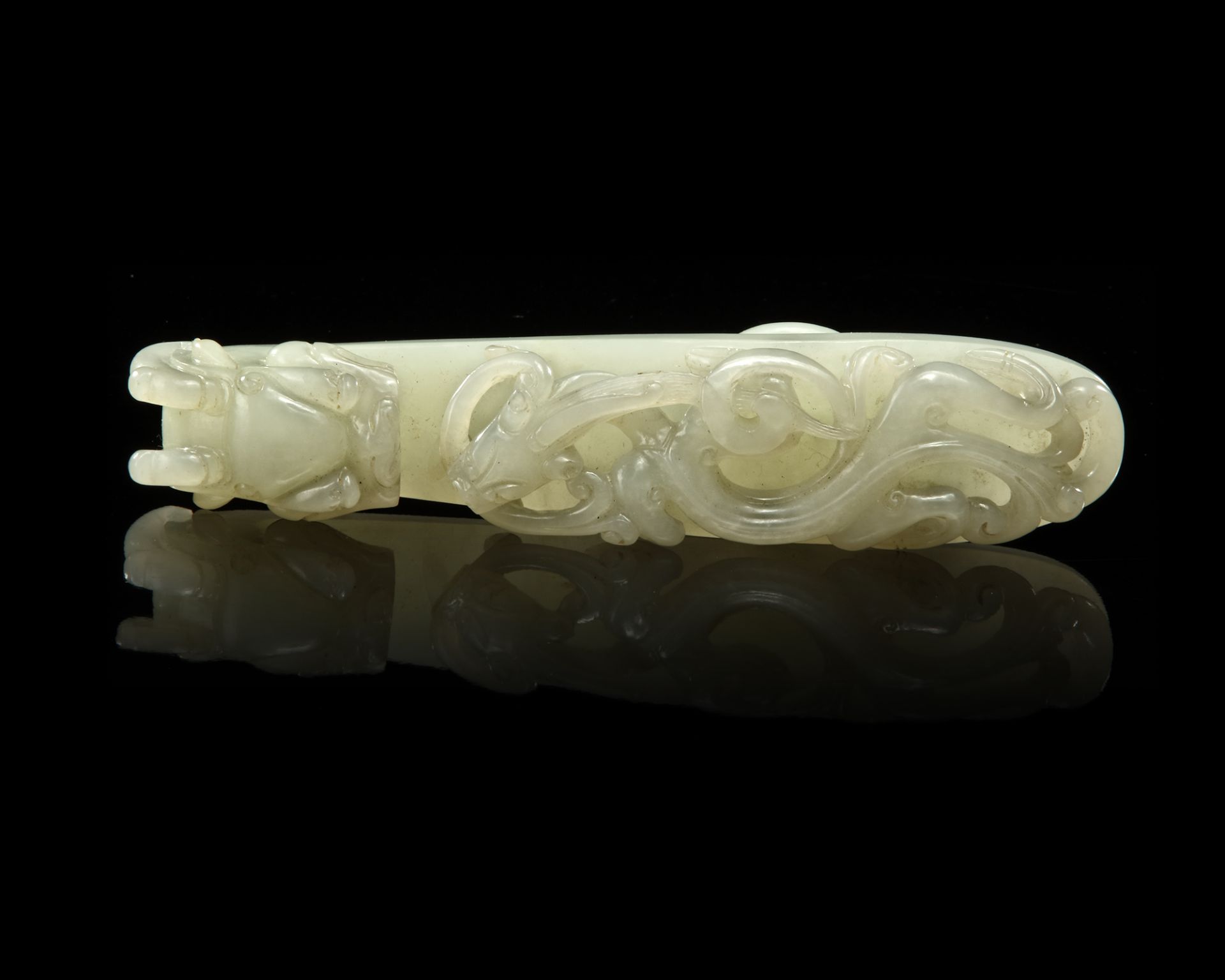 A LARGE WHITE JADE BELT HOOK, 19TH-20TH CENTURY - Bild 2 aus 4