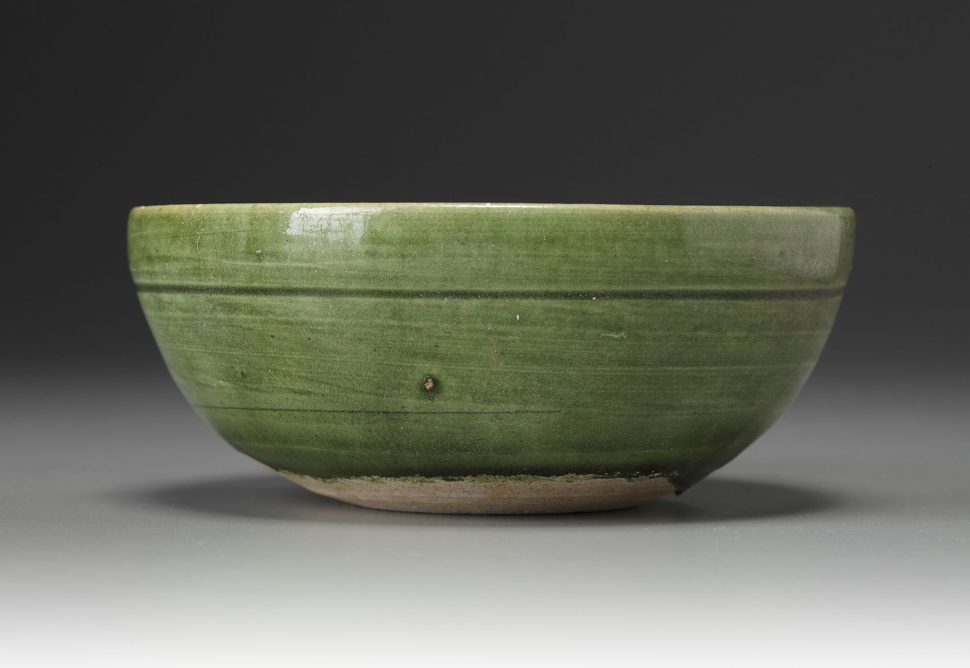 A CHINESE GREEN LEAD-GLAZED BOWL, LIAO DYNASTY (907-1125) - Bild 3 aus 5