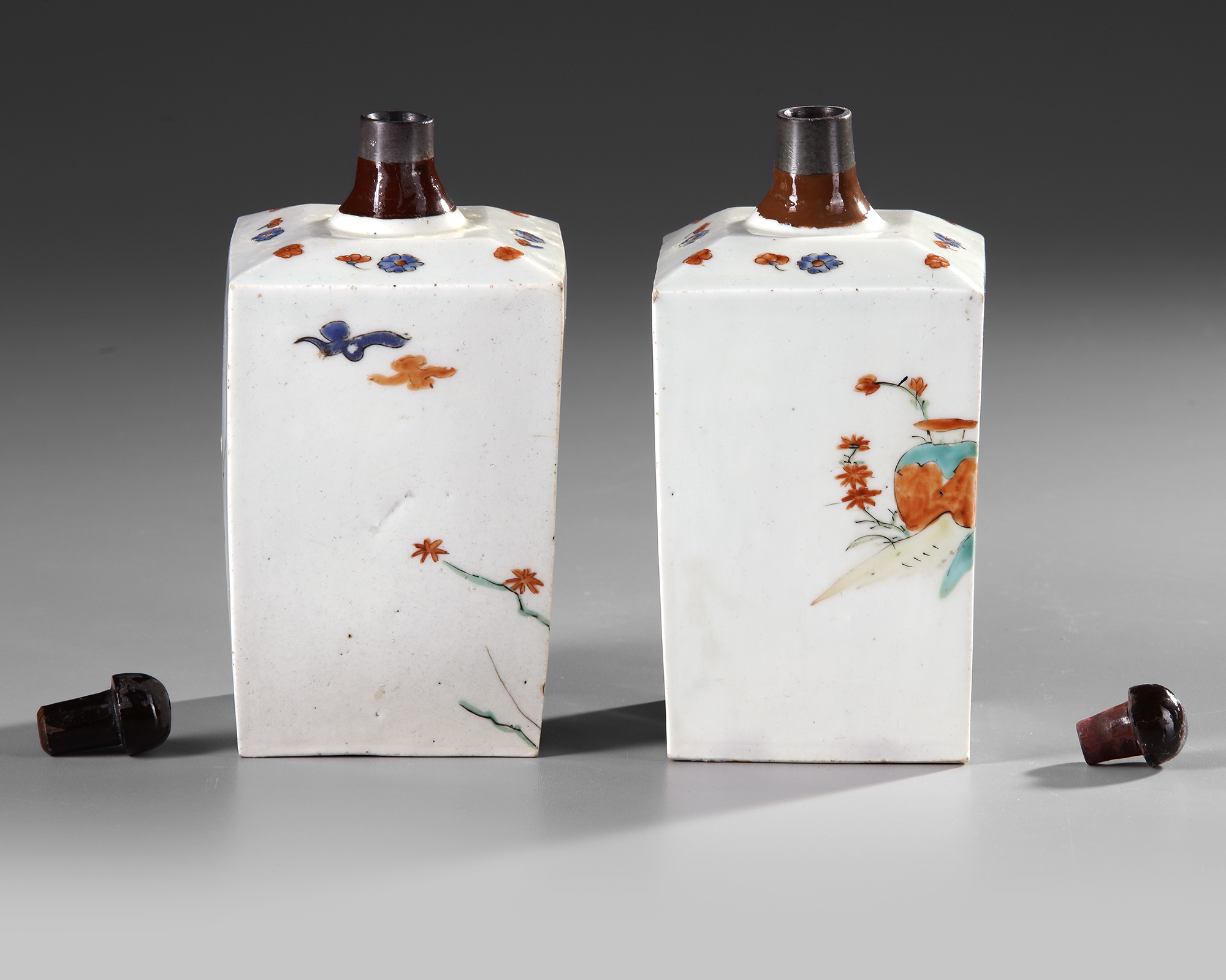 A PAIR OF JAPANESE KAKIEMON SAKE FLASKS, EDO PERIOD, LATE 17TH CENTURY - Image 3 of 5