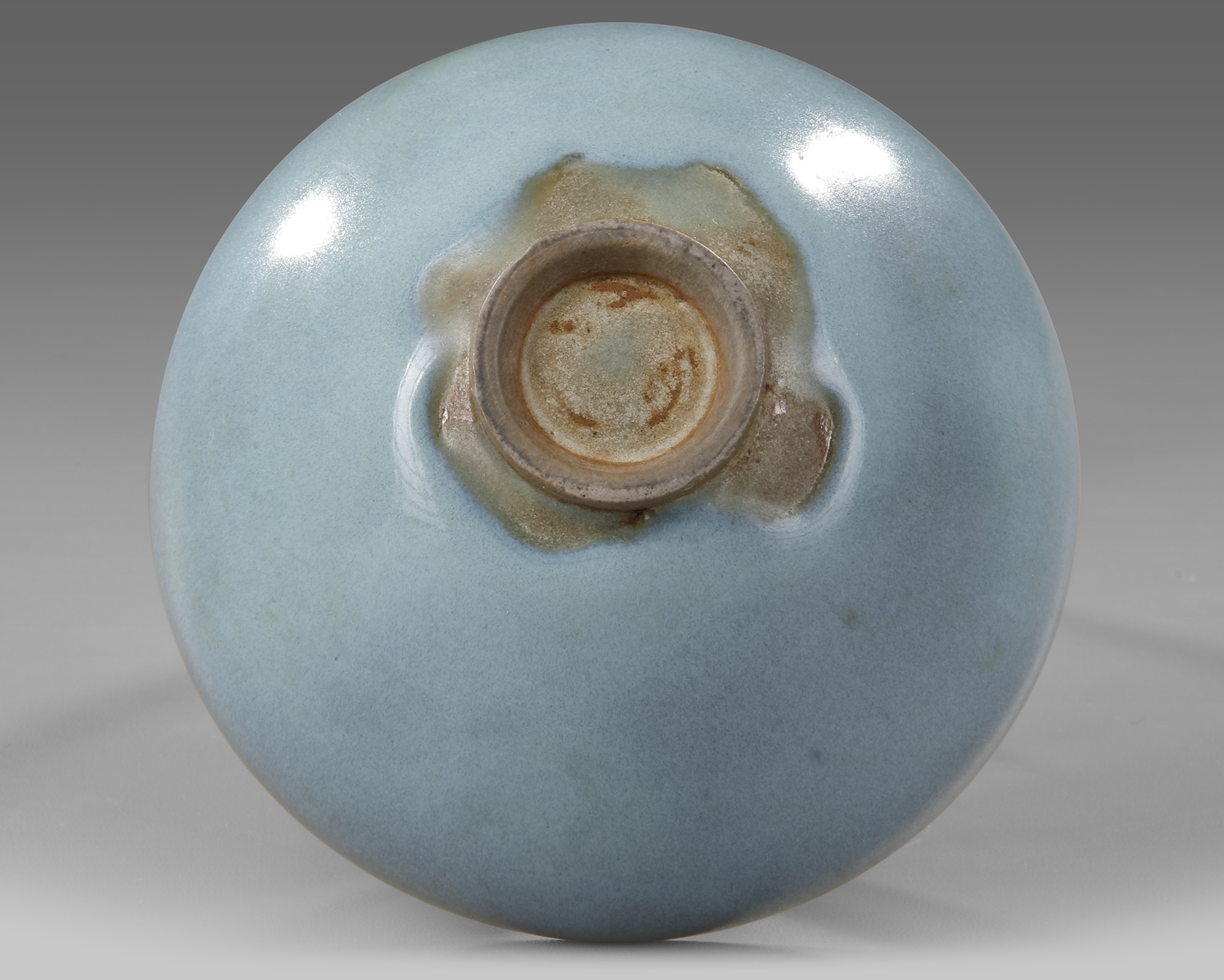 A CHINESE JUNYAO BLUE-GLAZED BOWL, SONG-JIN DYNASTY (11TH-12TH CENTURY) - Image 4 of 5
