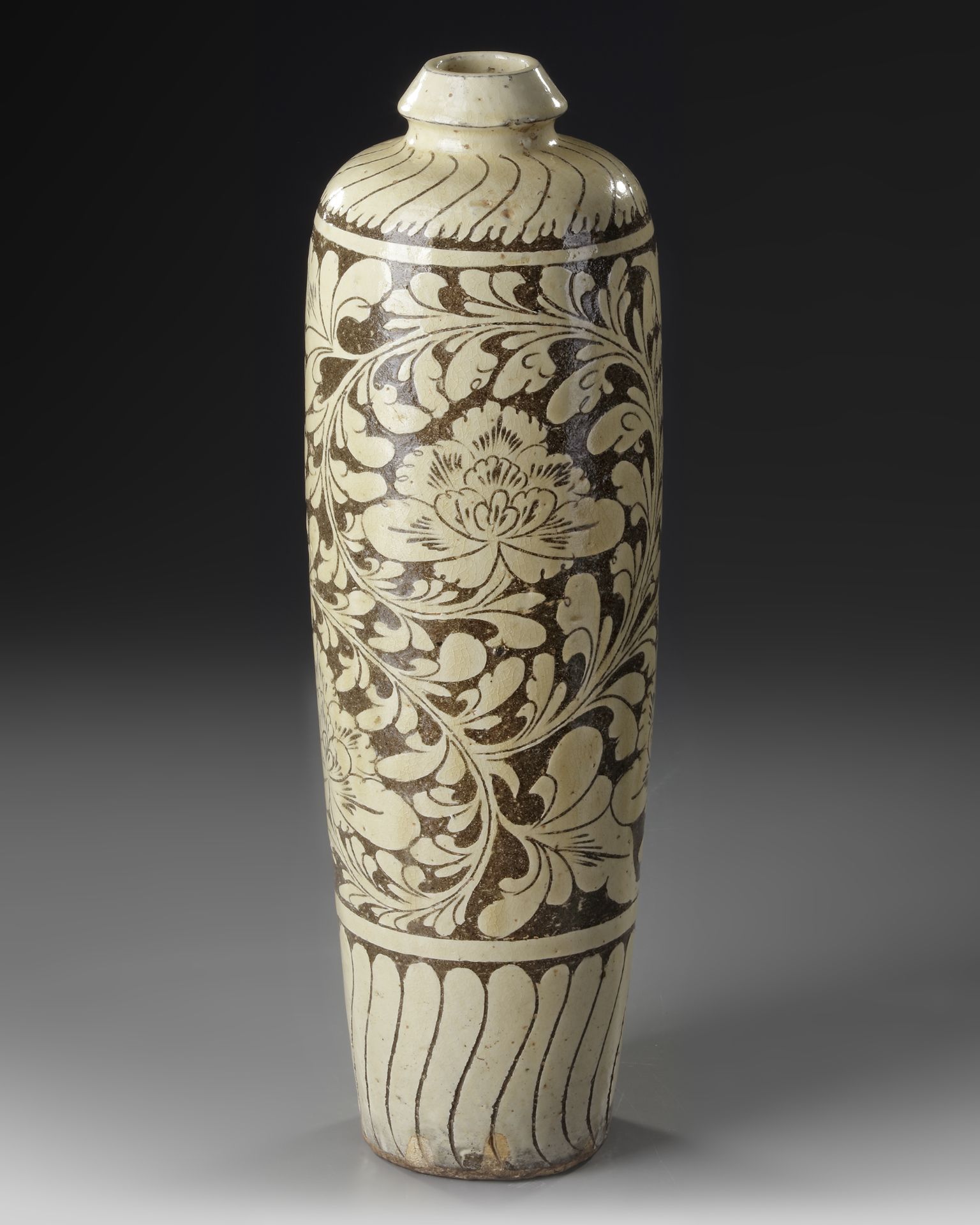 AN OUTSTANDING LARGE CIZHOU WHITE-GLAZED JAR, NORTHERN SONG DYNASTY (960-1127) - Image 2 of 4