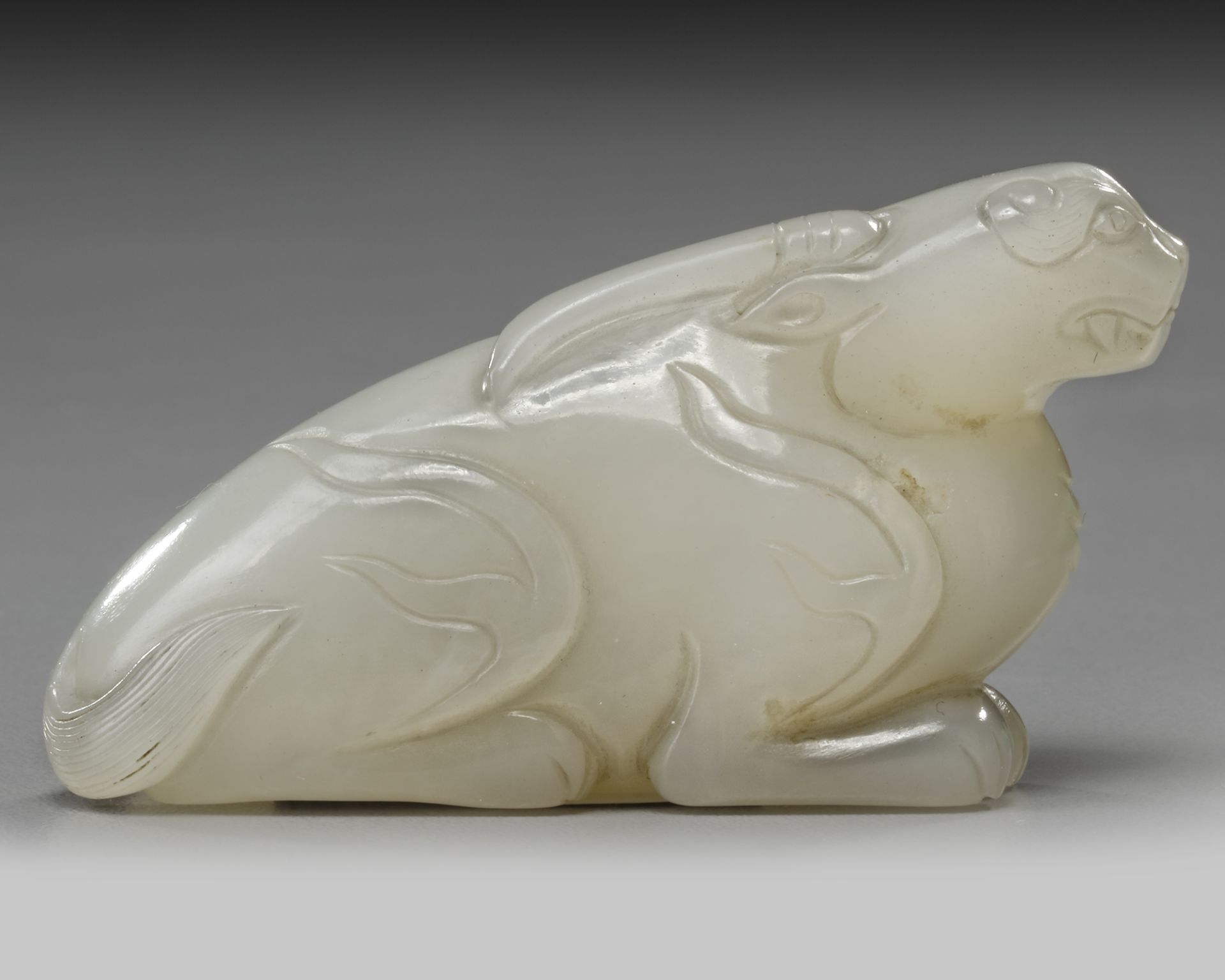 A CHINESE JADE ANIMAL/BIXIE, QING DYNASTY (1644-1912) - Bild 2 aus 4