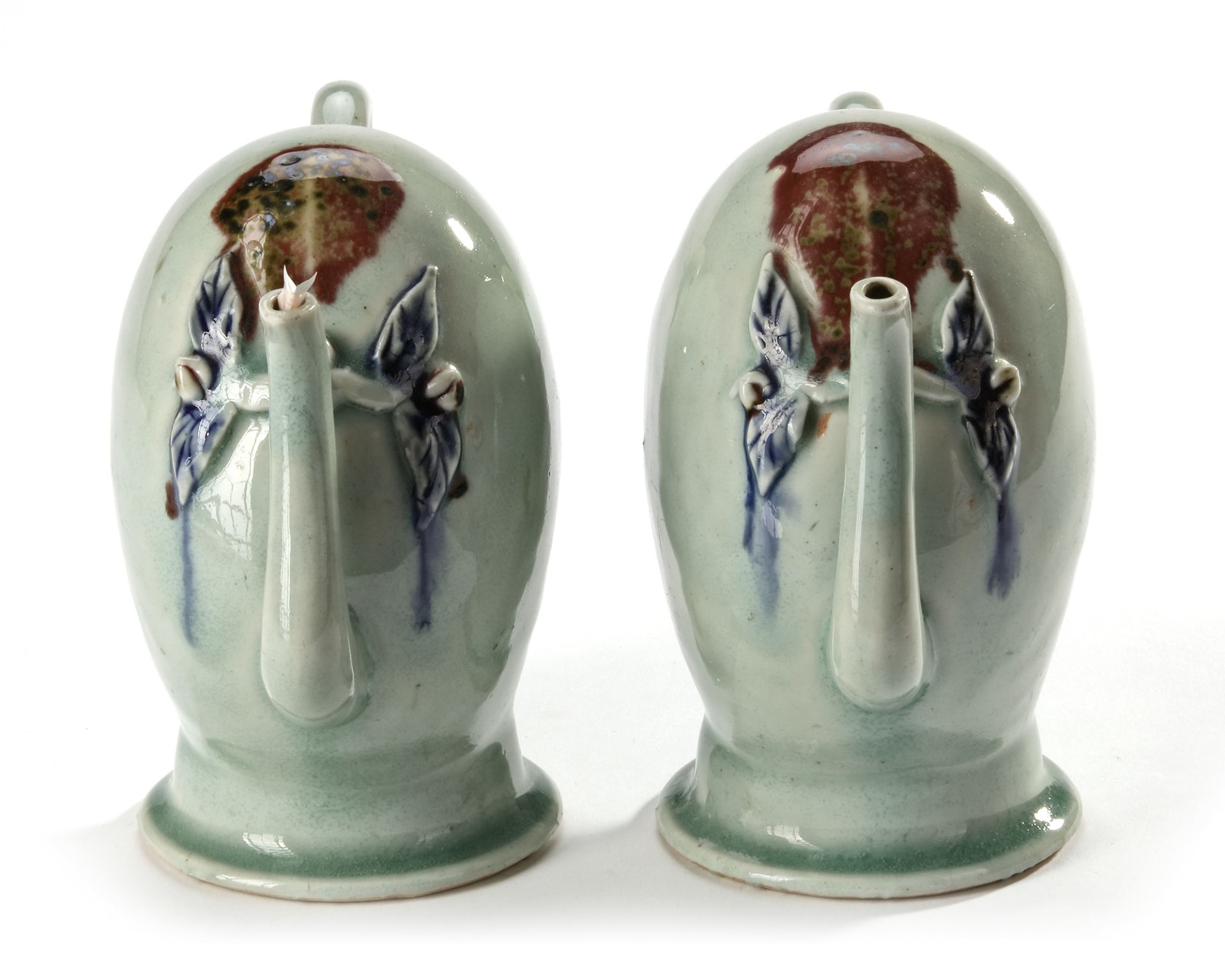 A PAIR OF CELADON-GLAZED ‘CADOGAN’ WINE POTS, QING DYNASTY (1644-1912) - Bild 6 aus 6