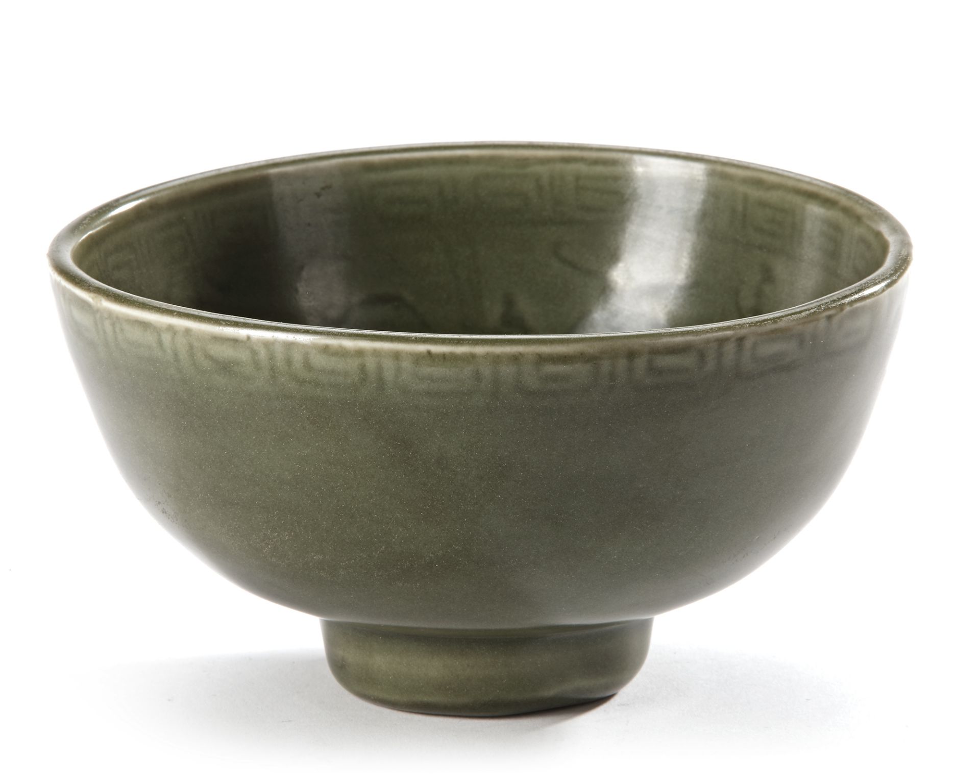 A CHINESE LONGQUAN IMPRESSED BOWL, MING DYNASTY (1368-1644) - Image 3 of 8