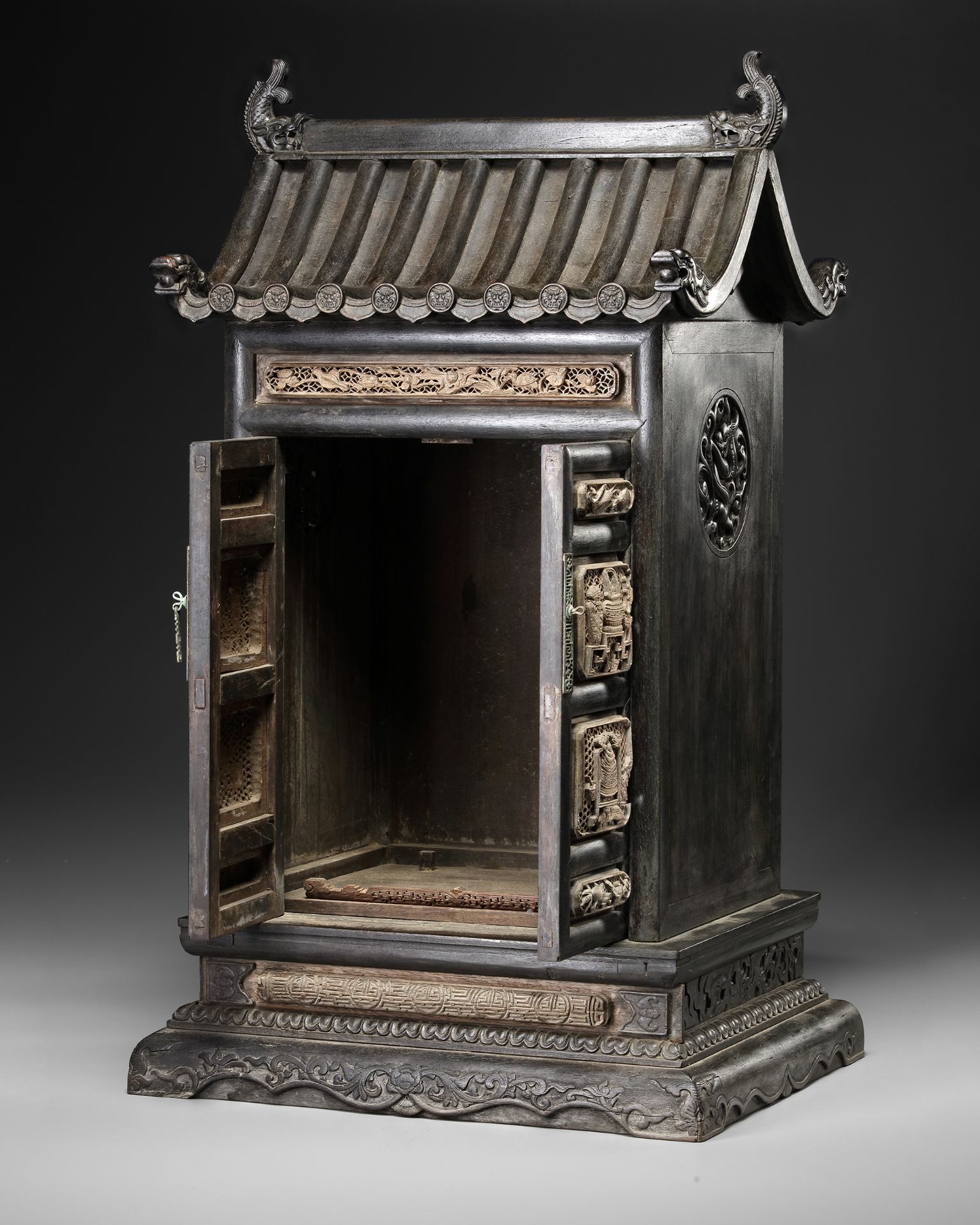 A CHINESE CARVED ZITAN ALTAR CABINET, QING DYNASTY (1644-1911) - Bild 3 aus 5