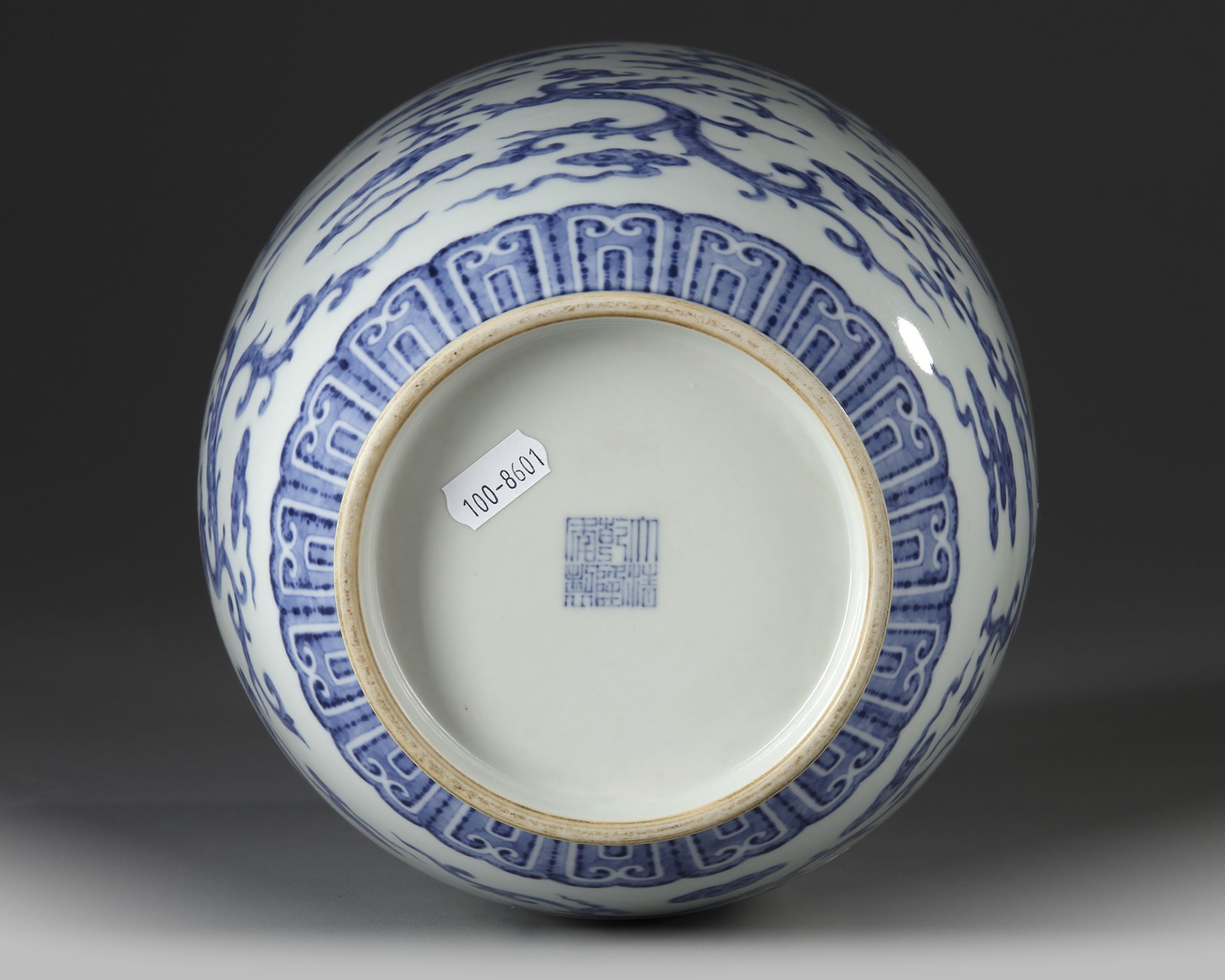 A CHINESE BLUE AND WHITE VASE, 19TH-20TH CENTURY - Bild 4 aus 4