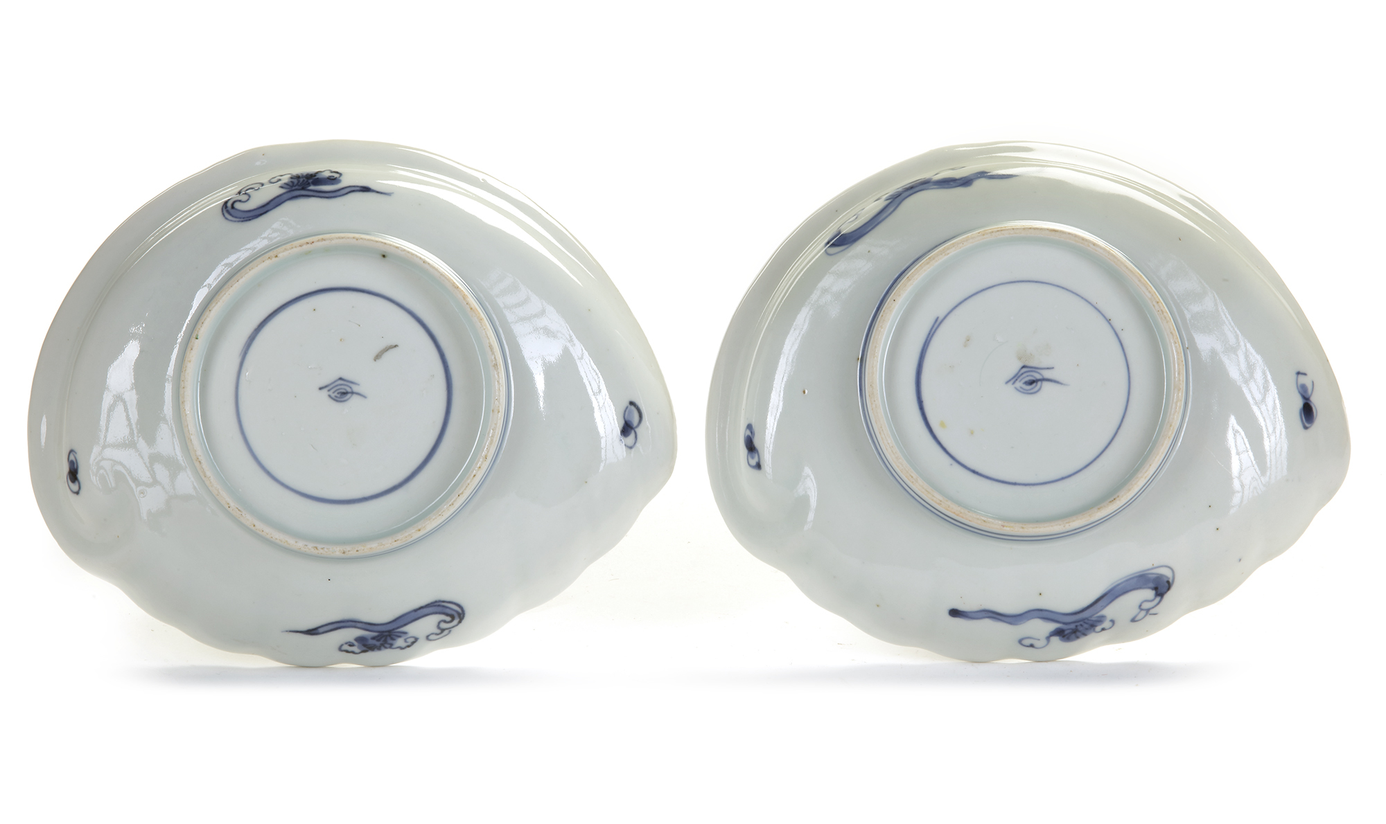 TWO JAPANESE IMARI PORCELAIN DISHES, EARLY 18TH CENTURY - Image 2 of 3