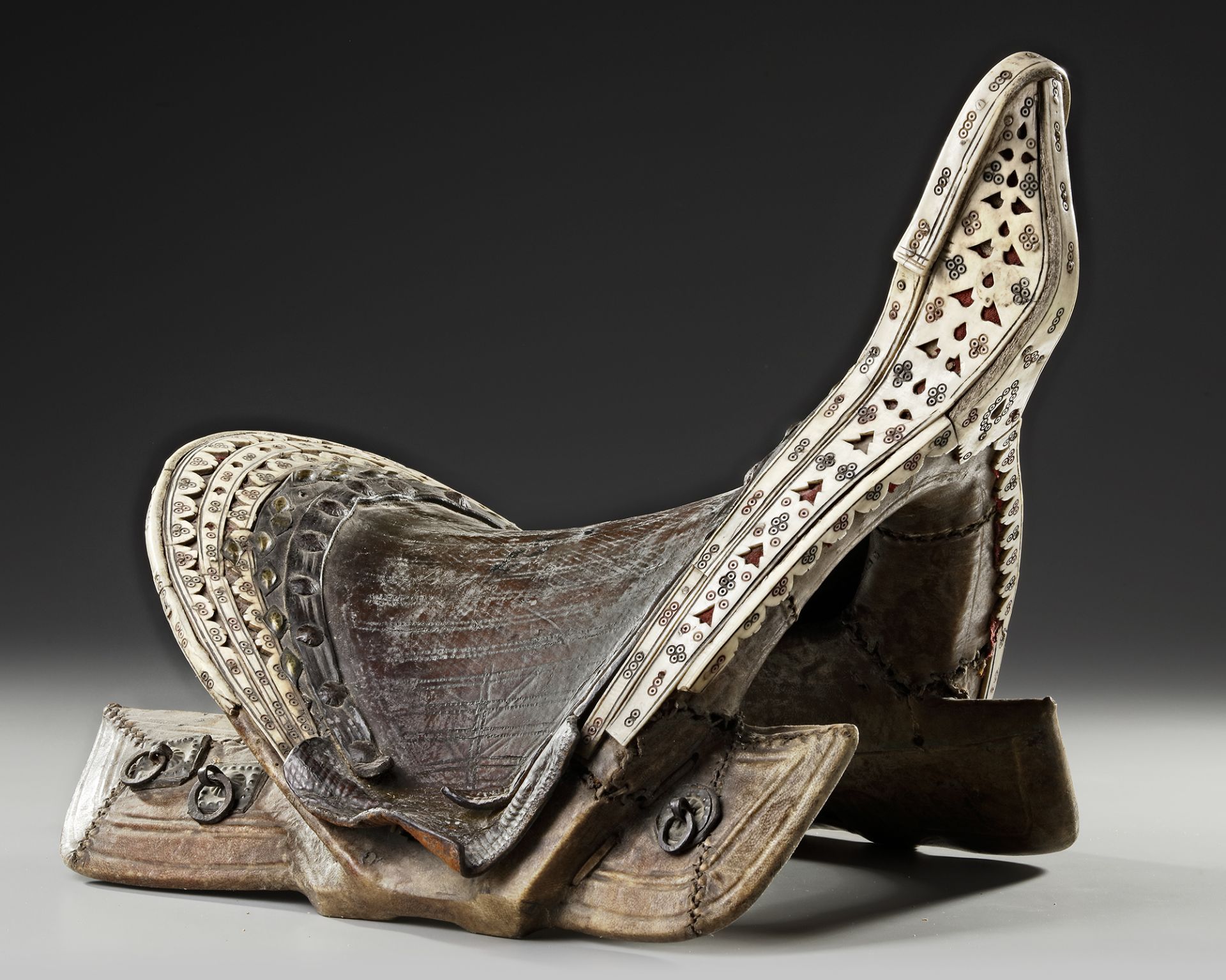 A FINE LEATHER COVERED WOODED SADDLE, CENTRAL ASIA, 19TH CENTURY - Image 3 of 5