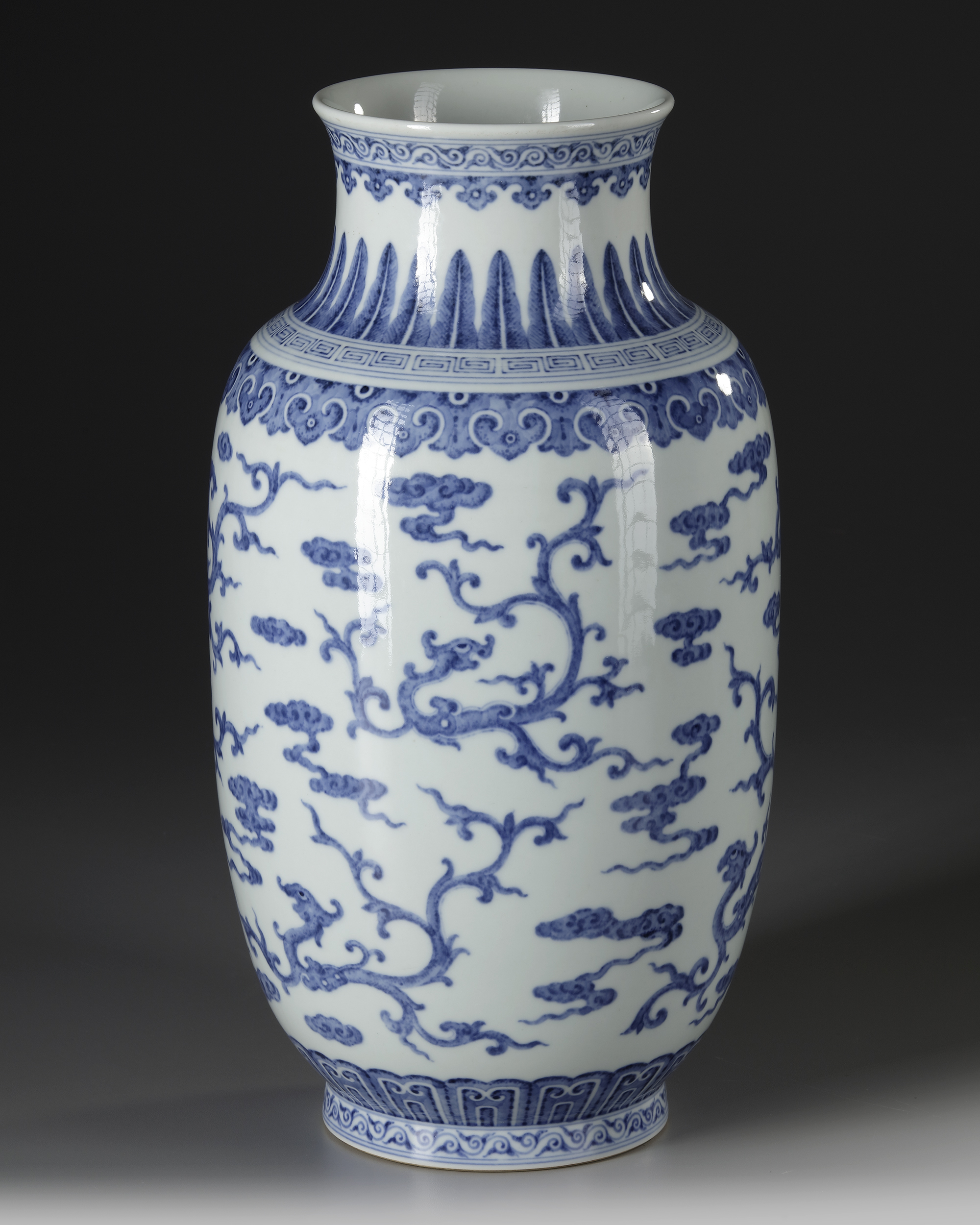 A CHINESE BLUE AND WHITE VASE, 19TH-20TH CENTURY - Image 2 of 4