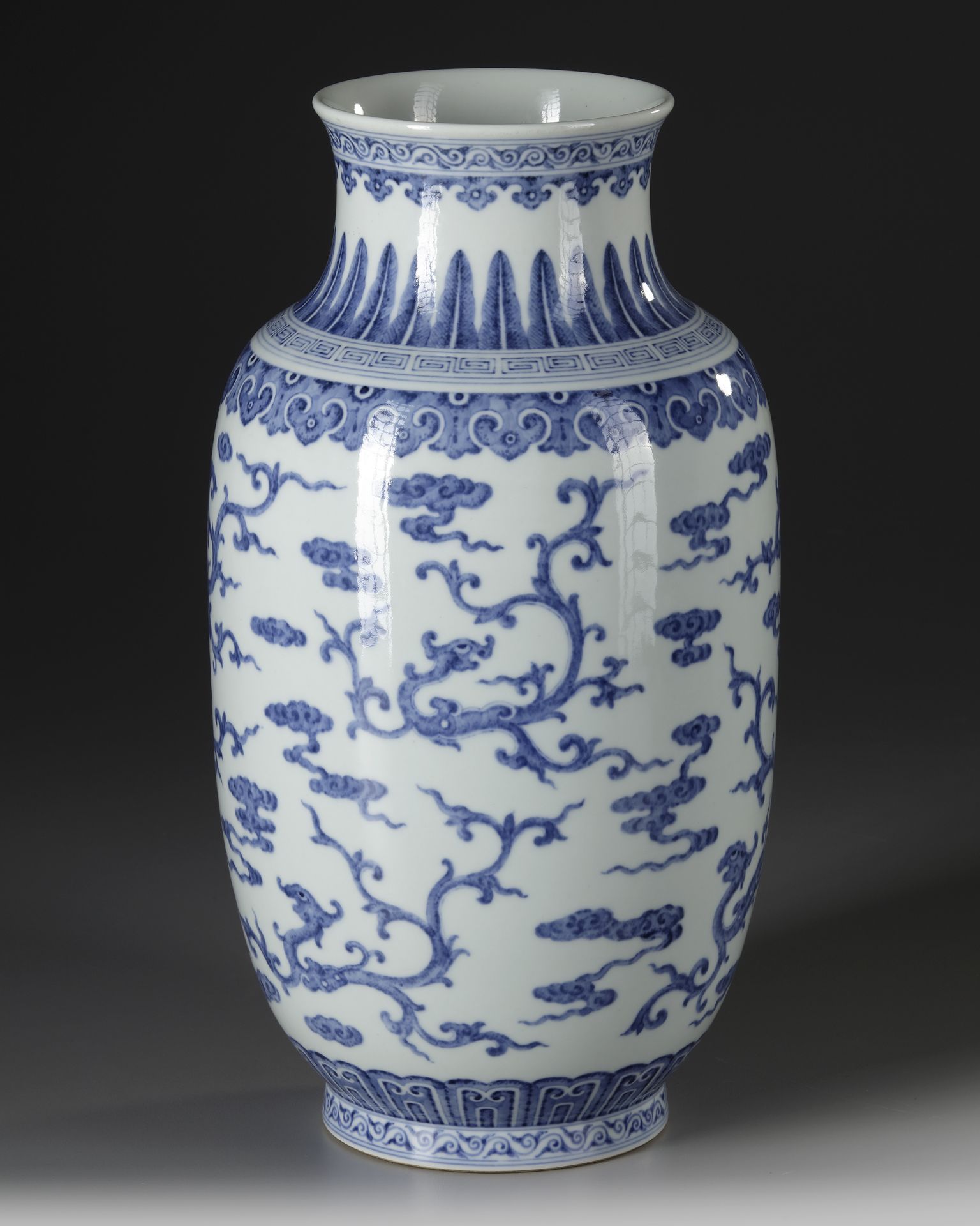 A CHINESE BLUE AND WHITE VASE, 19TH-20TH CENTURY - Bild 2 aus 4