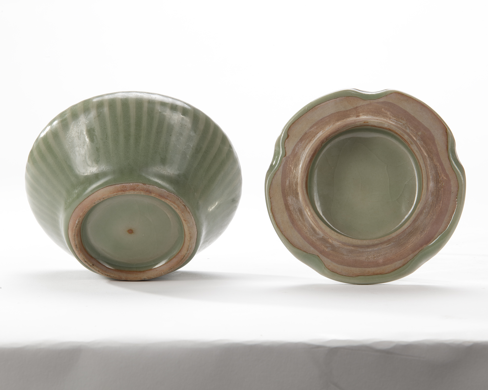 A CHINESE LONGQUAN CELADON CRACKLED ‘HUNDRED RIB’ JAR AND ‘LOTUS’ COVER, MING DYNASTY (1368-1644) - Image 4 of 4