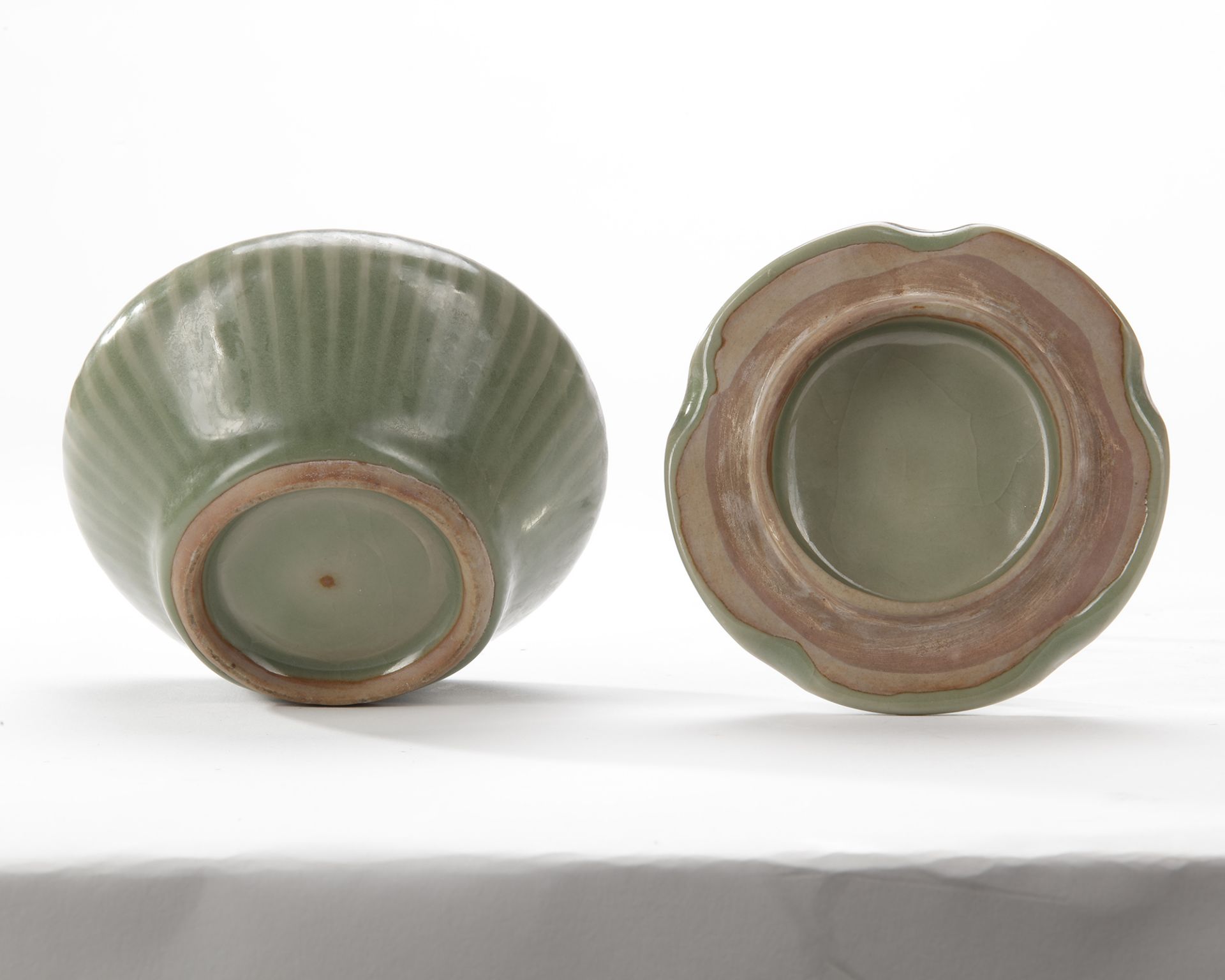 A CHINESE LONGQUAN CELADON CRACKLED ‘HUNDRED RIB’ JAR AND ‘LOTUS’ COVER, MING DYNASTY (1368-1644) - Bild 4 aus 4