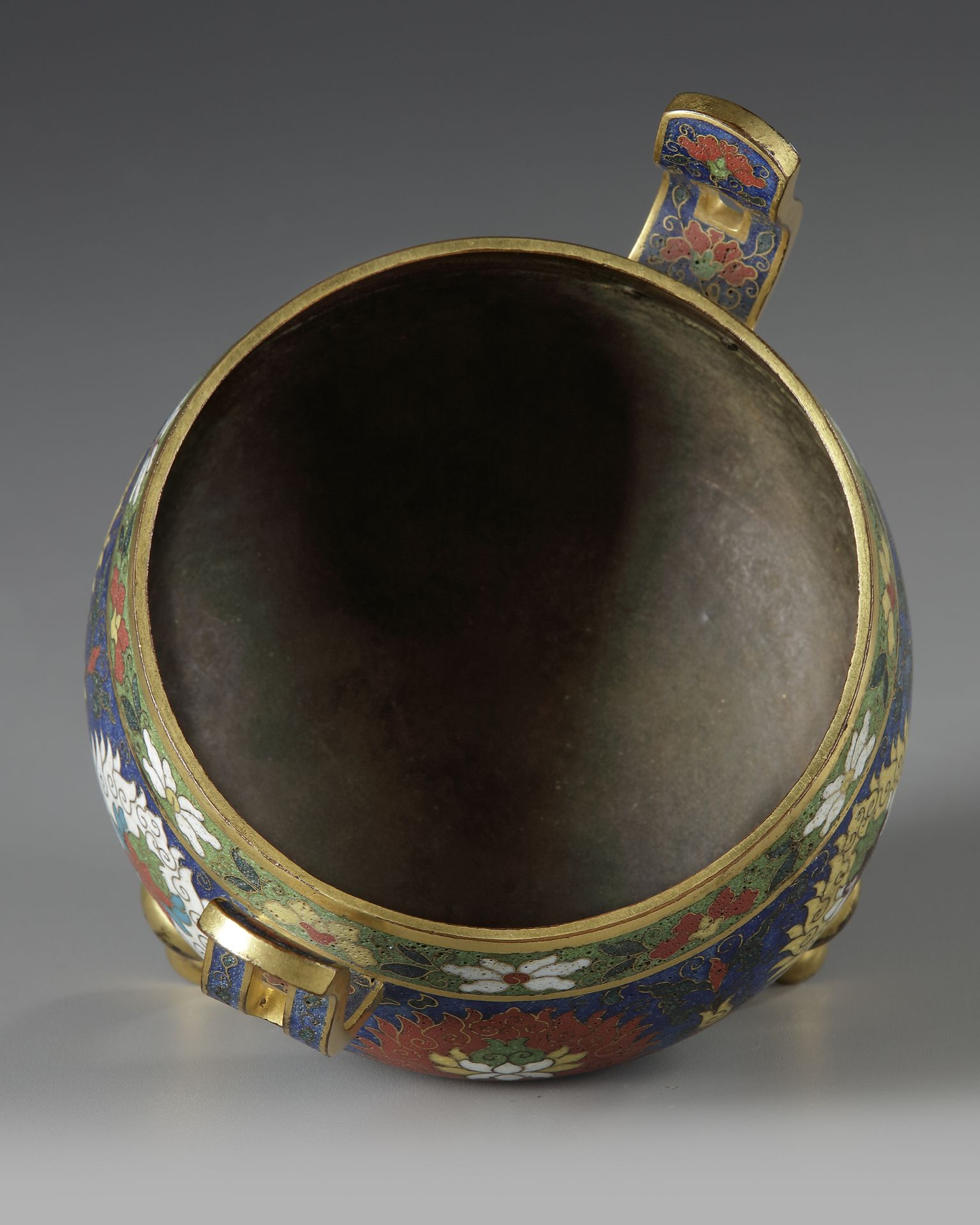 A CHINESE CLOISONNE ENAMEL TRIPOD CENCER, MING DYNASTY (1368-1644) OR LATER - Image 4 of 5