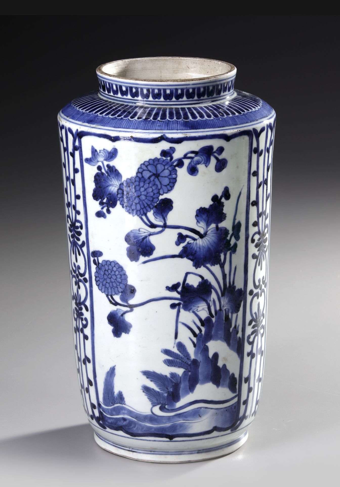 A JAPANESE BLUE AND WHITE CYLINDRICAL ARITA VASE, LATE 17TH CENTURY - Image 2 of 4