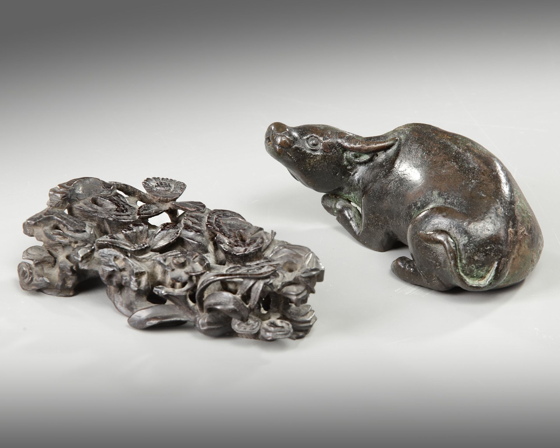 A CHINESE BRONZE BUFFALO ON A STAND, MING DYNASTY (1368-1644) - Bild 2 aus 5