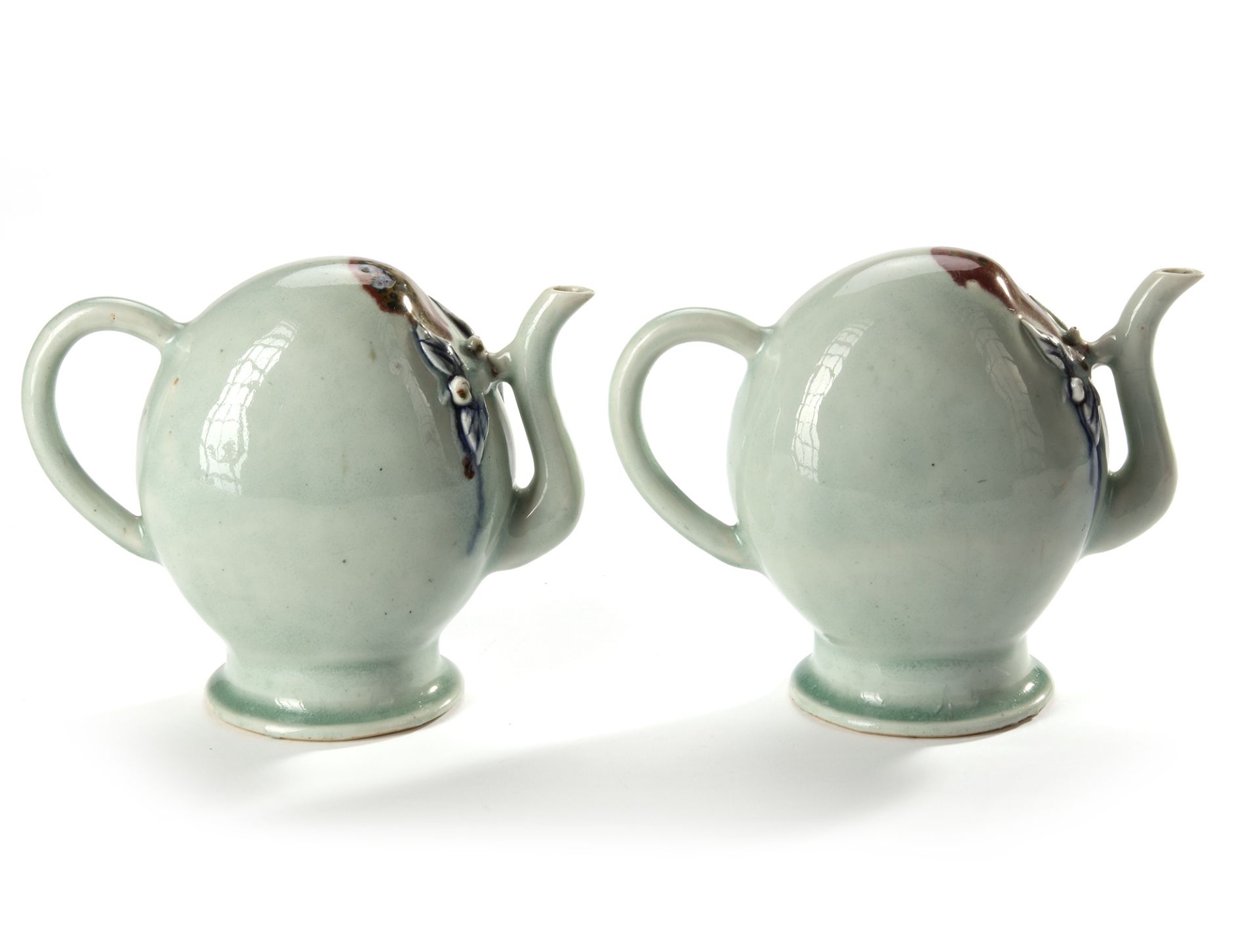 A PAIR OF CELADON-GLAZED ‘CADOGAN’ WINE POTS, QING DYNASTY (1644-1912) - Bild 3 aus 6