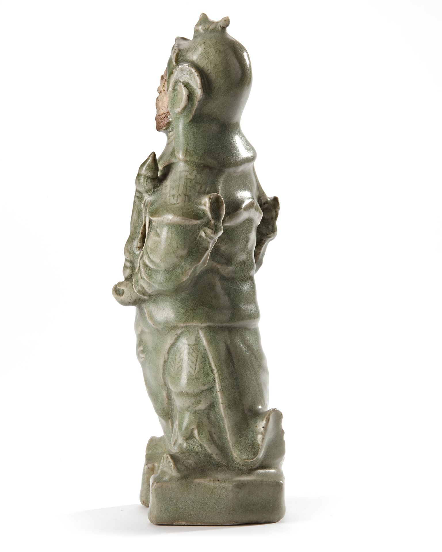 A CHINESE CELADON GUAN YU FIGURE, MING DYNASTY, 15TH CENTURY - Image 3 of 6