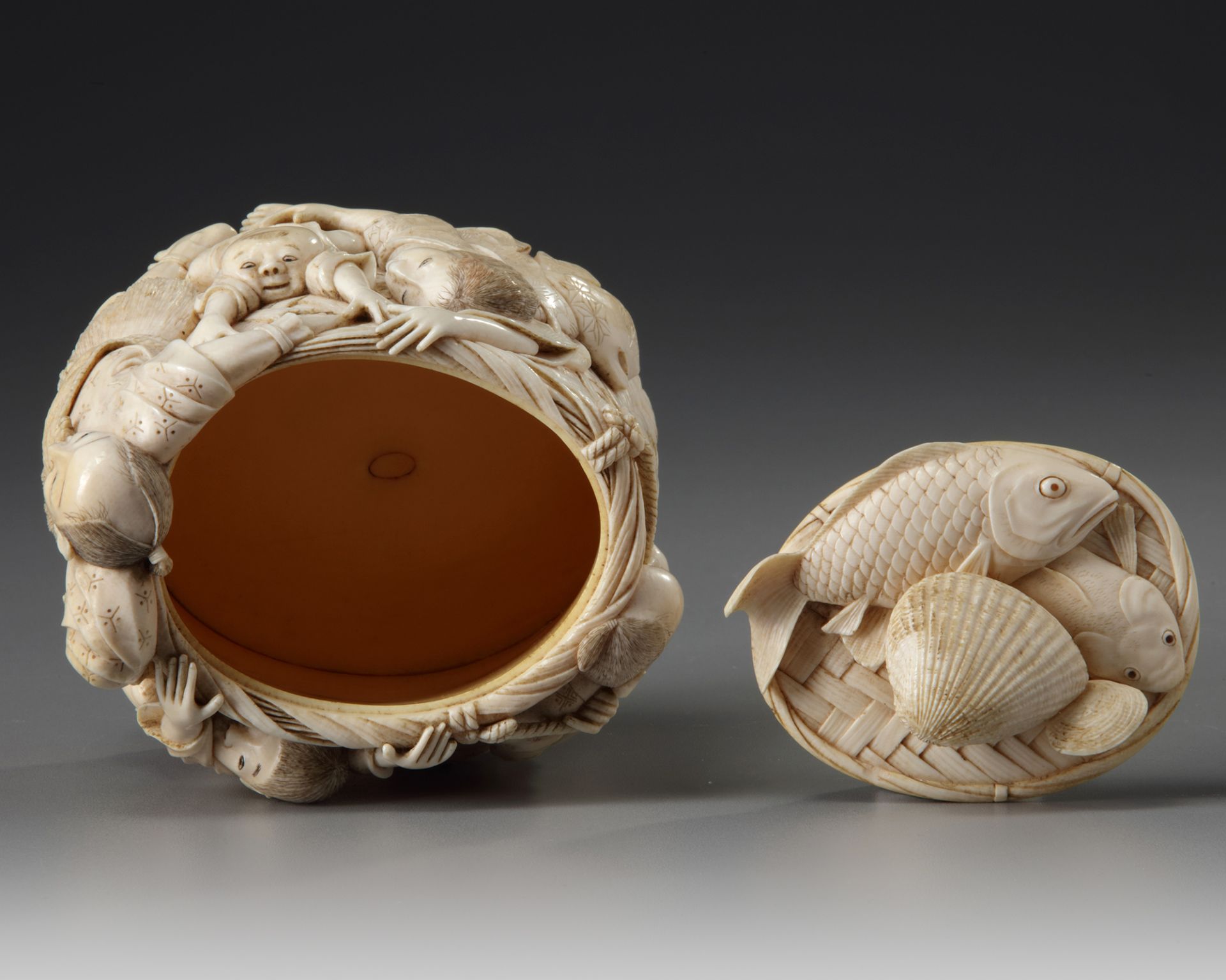 A JAPANESE IVORY CARVED BOX AND COVER, MEIJI PERIOD (1868-1912) - Image 4 of 5