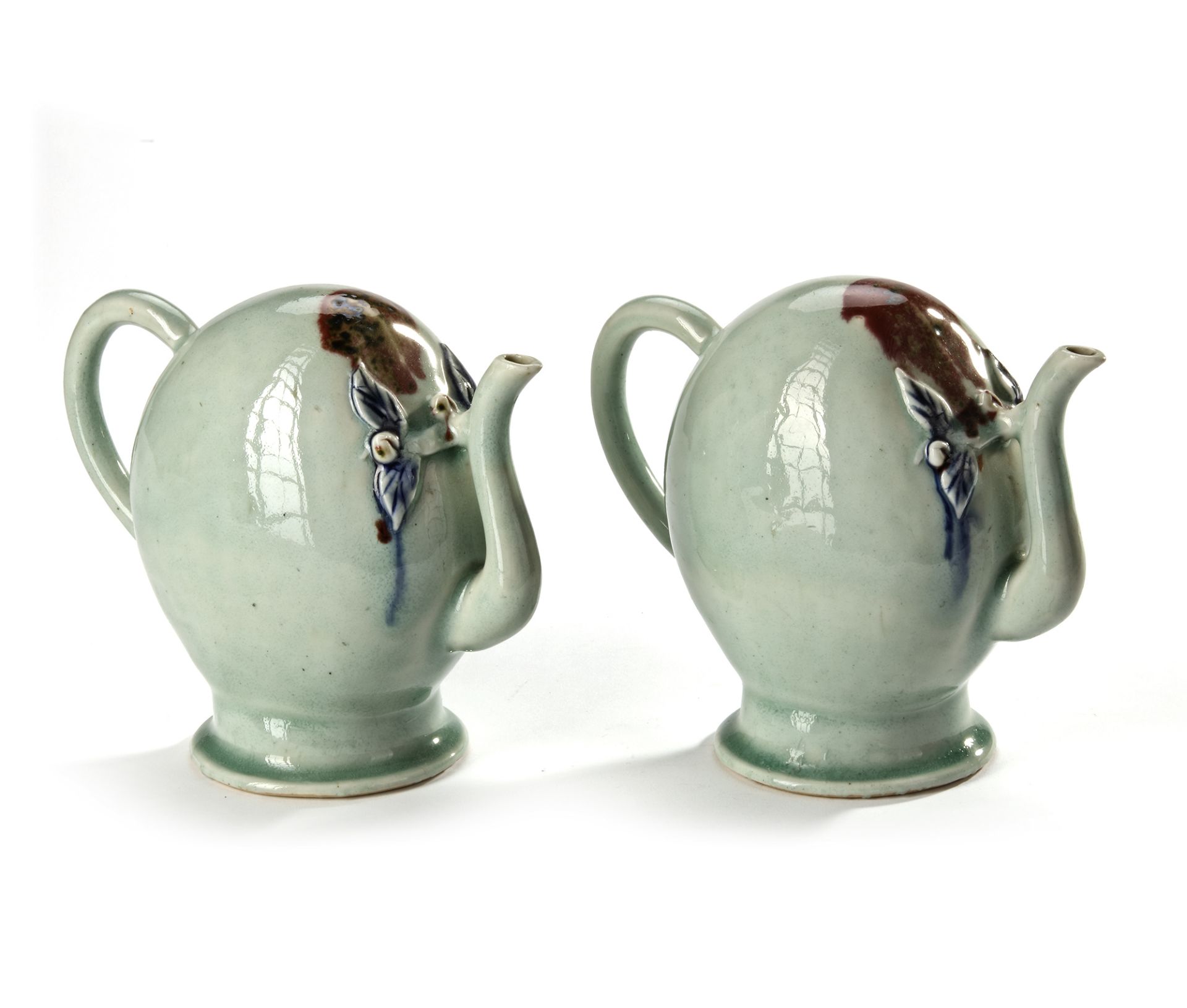 A PAIR OF CELADON-GLAZED ‘CADOGAN’ WINE POTS, QING DYNASTY (1644-1912) - Bild 4 aus 6