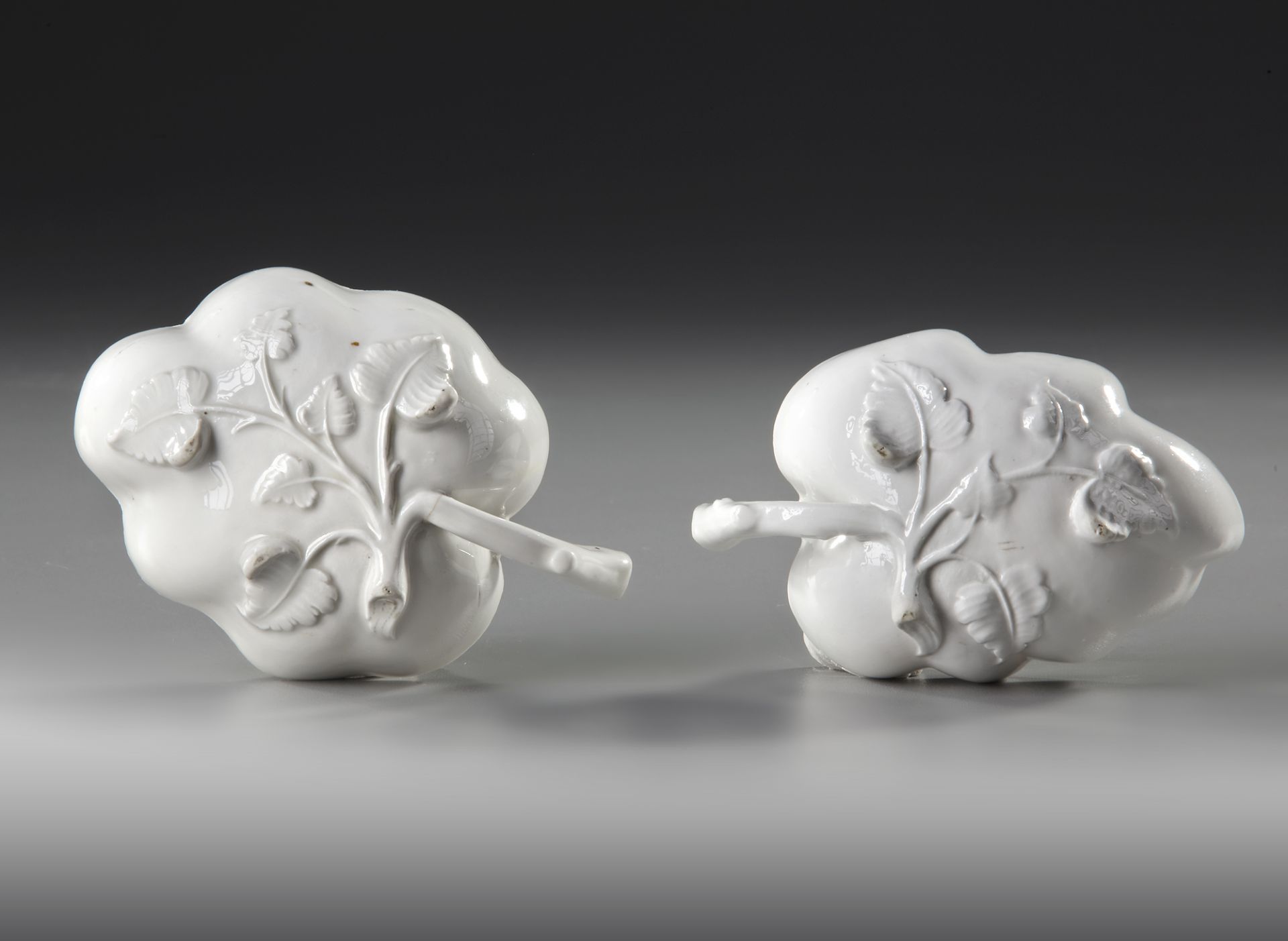 TWO CHINESE 'BLANC DE CHINE' LEAF-SHAPED CUPS, 17TH-18TH CENTURY - Image 3 of 4