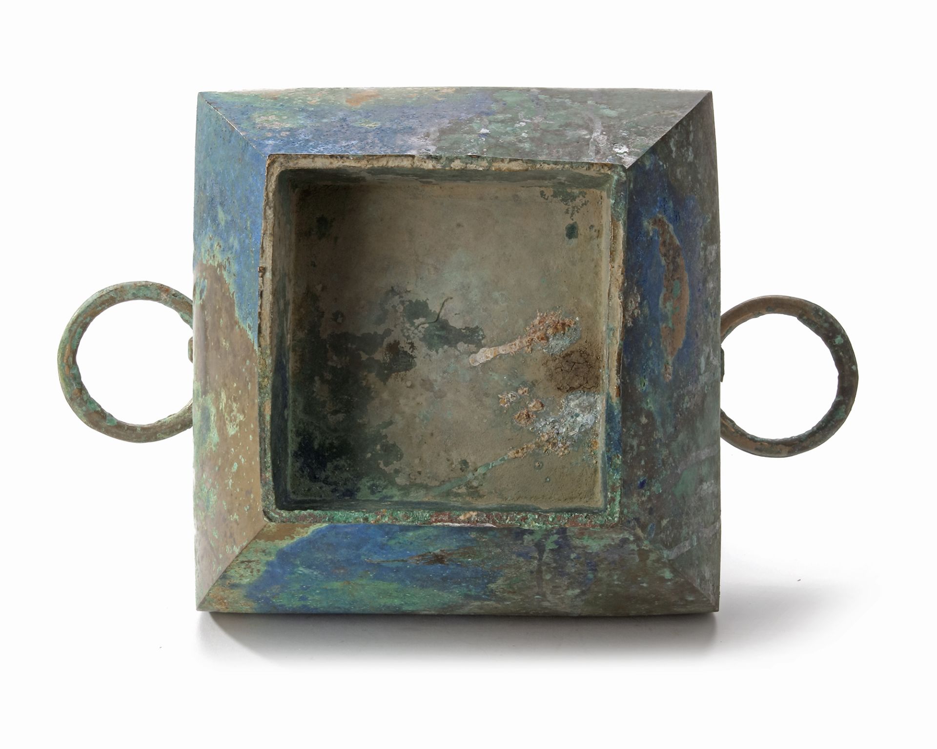 A CHINESE BRONZE SQUARE-SECTION TWIN-HANDLED HU VASE, HAN DYNASTY (206 BC-220AD) - Bild 6 aus 6