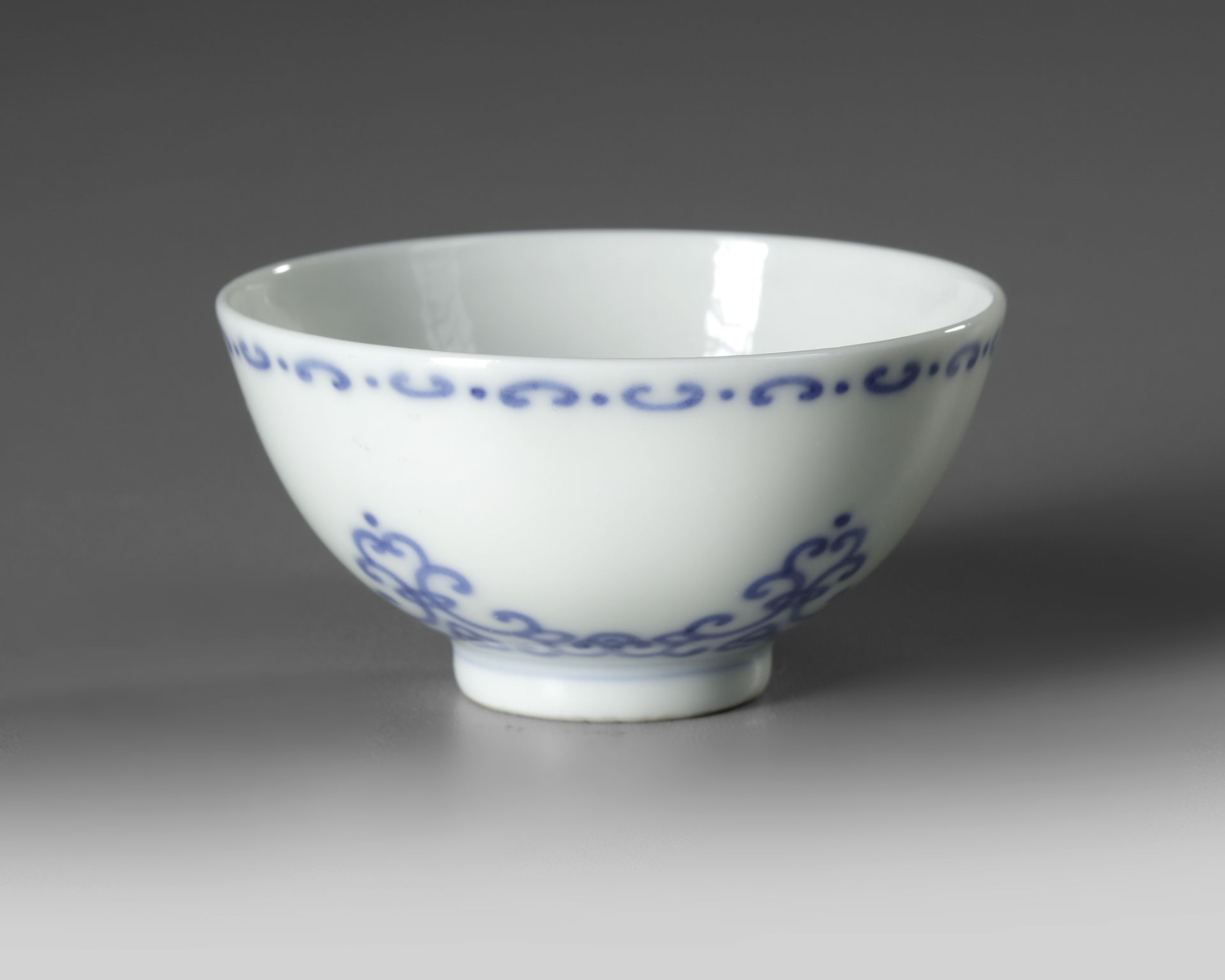 A CHINESE BLUE AND WHITE CUP, QING DYNASTY (1644-1911) - Bild 2 aus 4