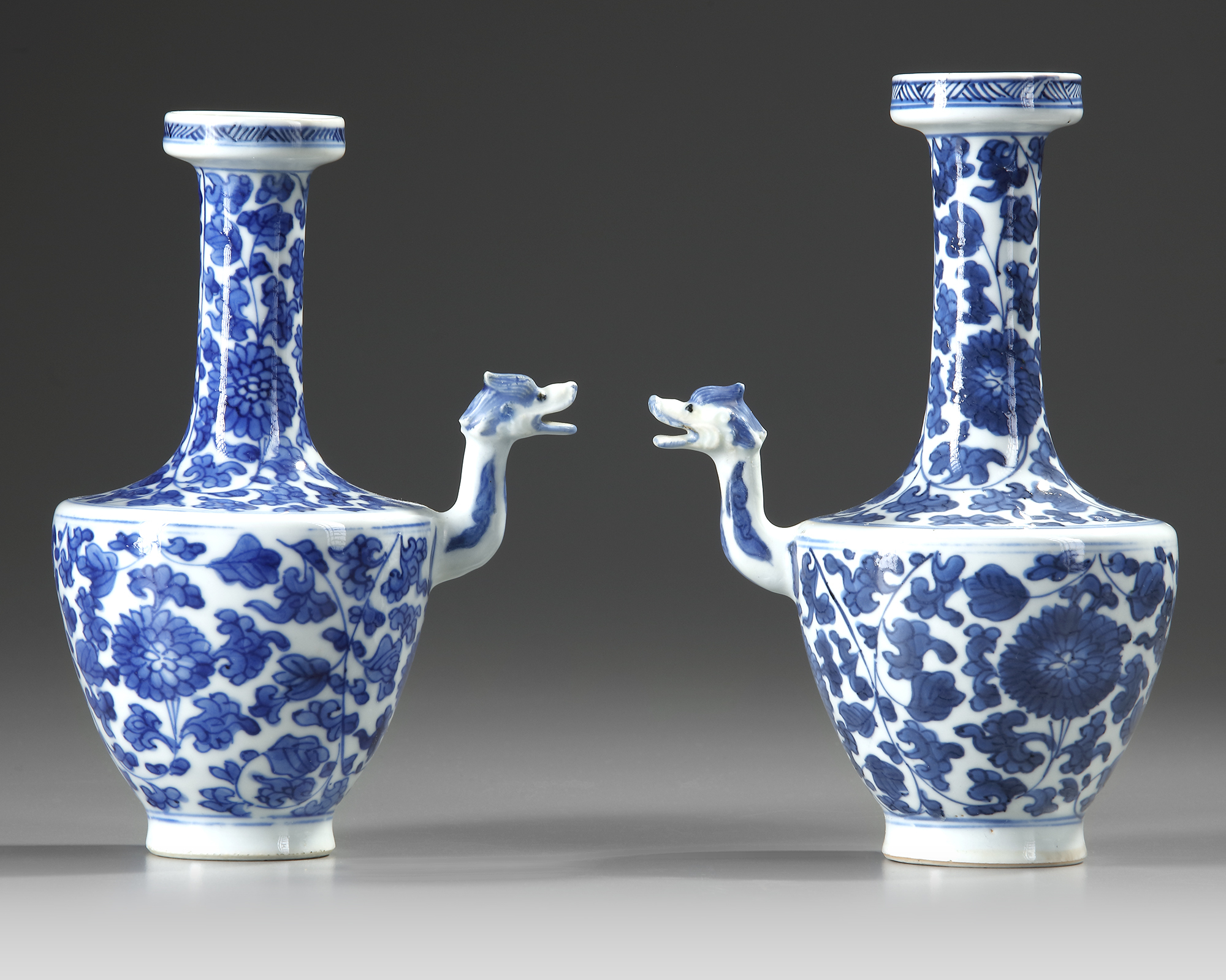 A PAIR OF BLUE AND WHITE EWERS, KANGXI PERIOD (1662-1722 )