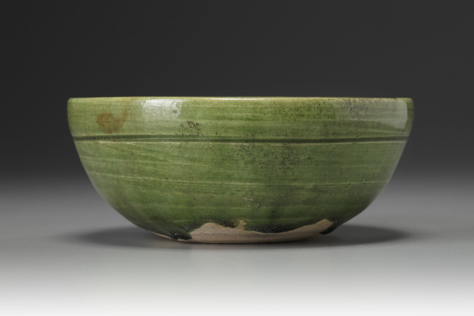 A CHINESE GREEN LEAD-GLAZED BOWL, LIAO DYNASTY (907-1125) - Bild 4 aus 5