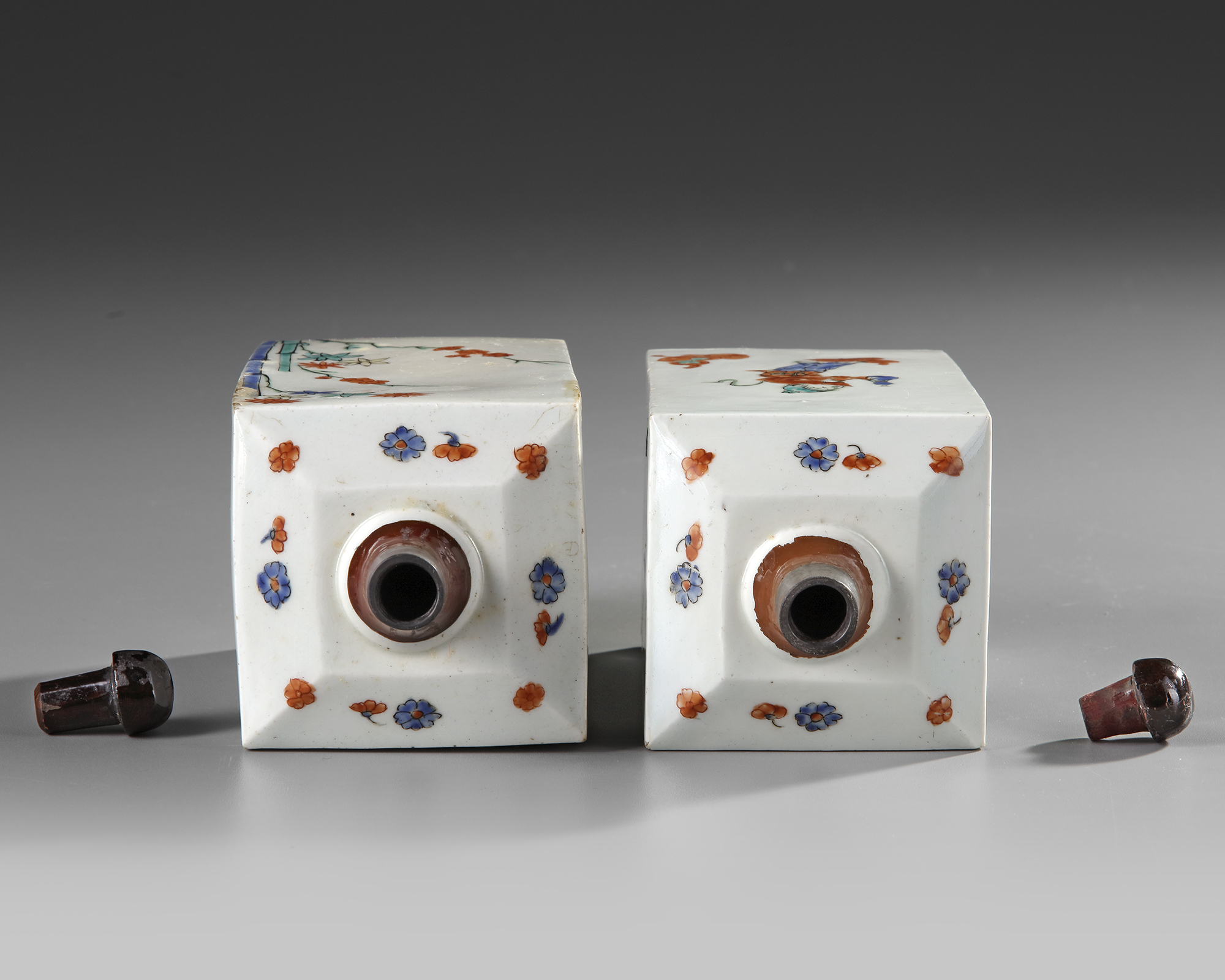 A PAIR OF JAPANESE KAKIEMON SAKE FLASKS, EDO PERIOD, LATE 17TH CENTURY - Image 4 of 5