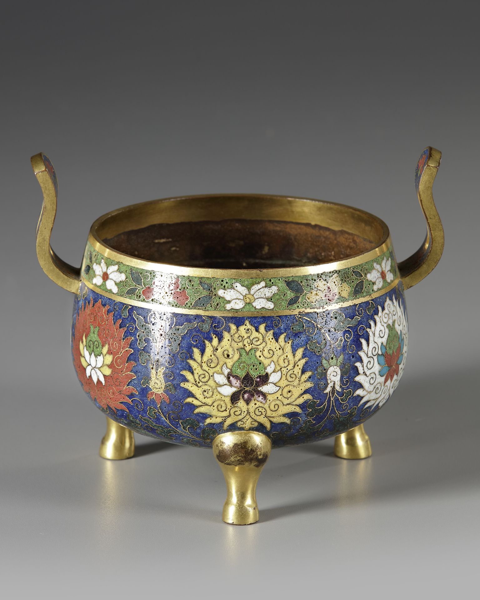 A CHINESE CLOISONNE ENAMEL TRIPOD CENCER, MING DYNASTY (1368-1644) OR LATER - Image 3 of 5
