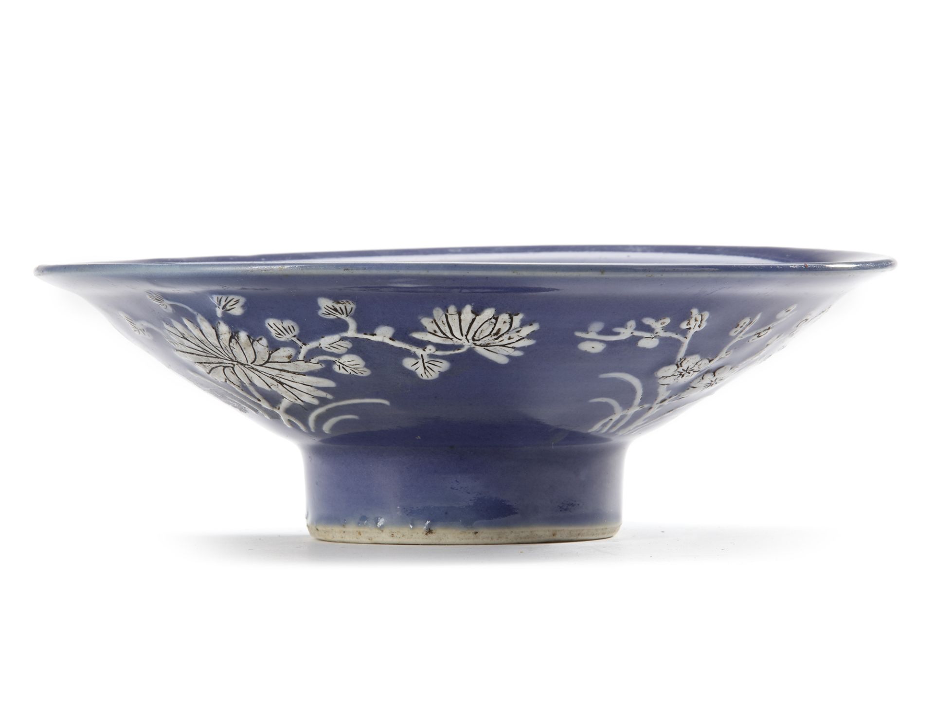 A CHINESE BLUE-GROUND SLIP DECORATED BOWL, 17TH CENTURY - Bild 2 aus 5