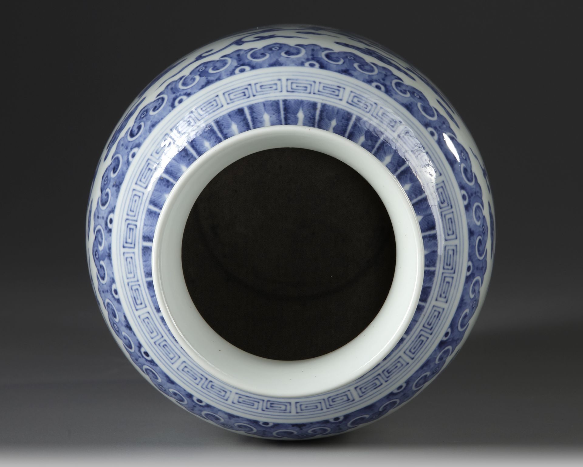 A CHINESE BLUE AND WHITE VASE, 19TH-20TH CENTURY - Bild 3 aus 4