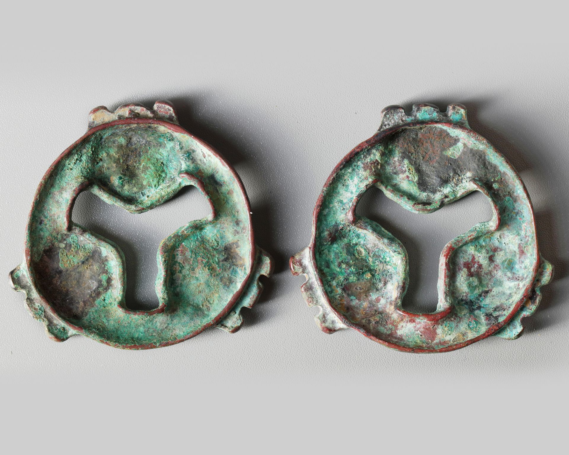 A PAIR OF CHINESE BRONZE HORSE ACCESSORIES, WESTERN ZHOU DYNASTY (711-256 BC) - Bild 4 aus 5