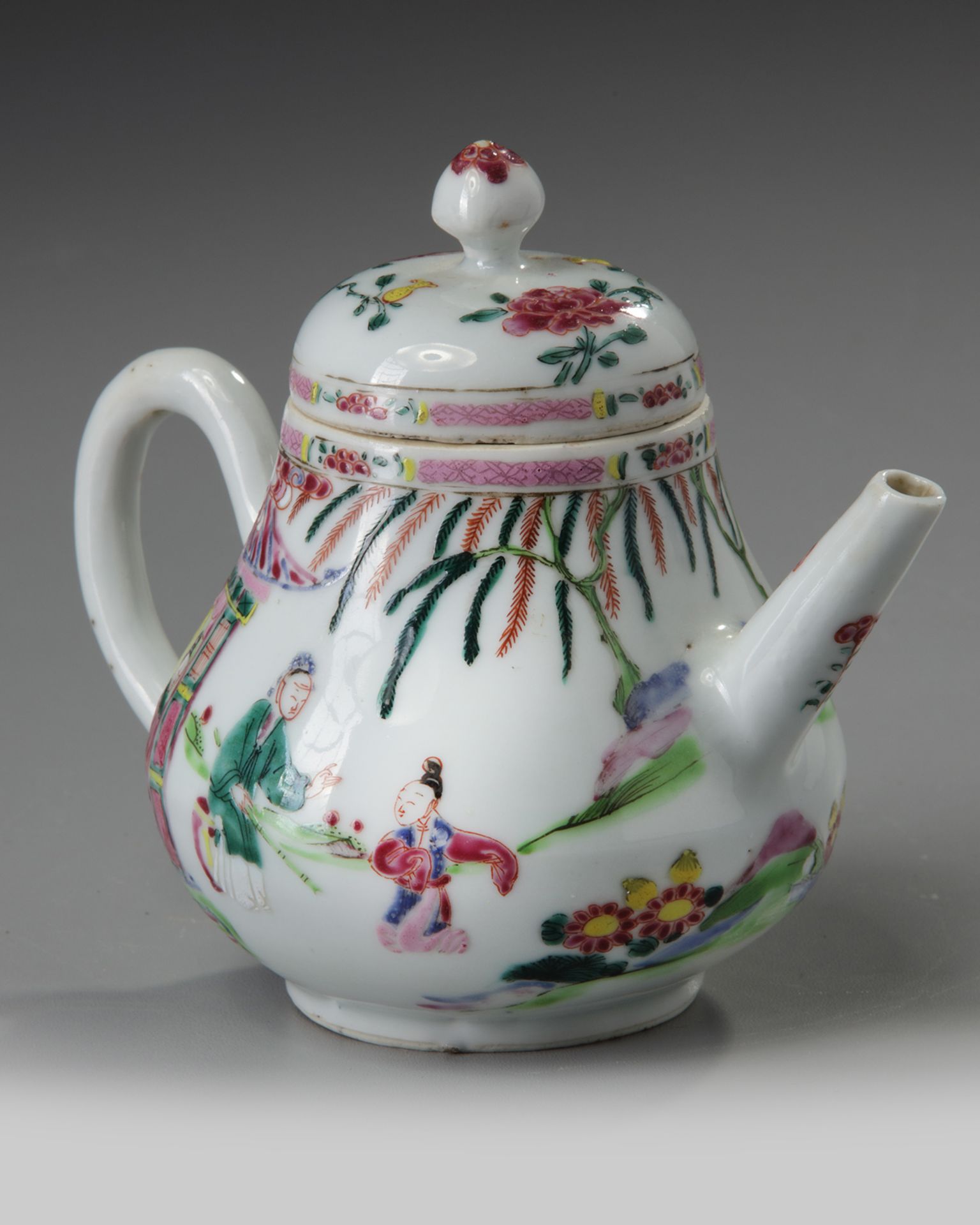 A CHINESE FAMILLE ROSE TEAPOT AND COVER - Bild 3 aus 5