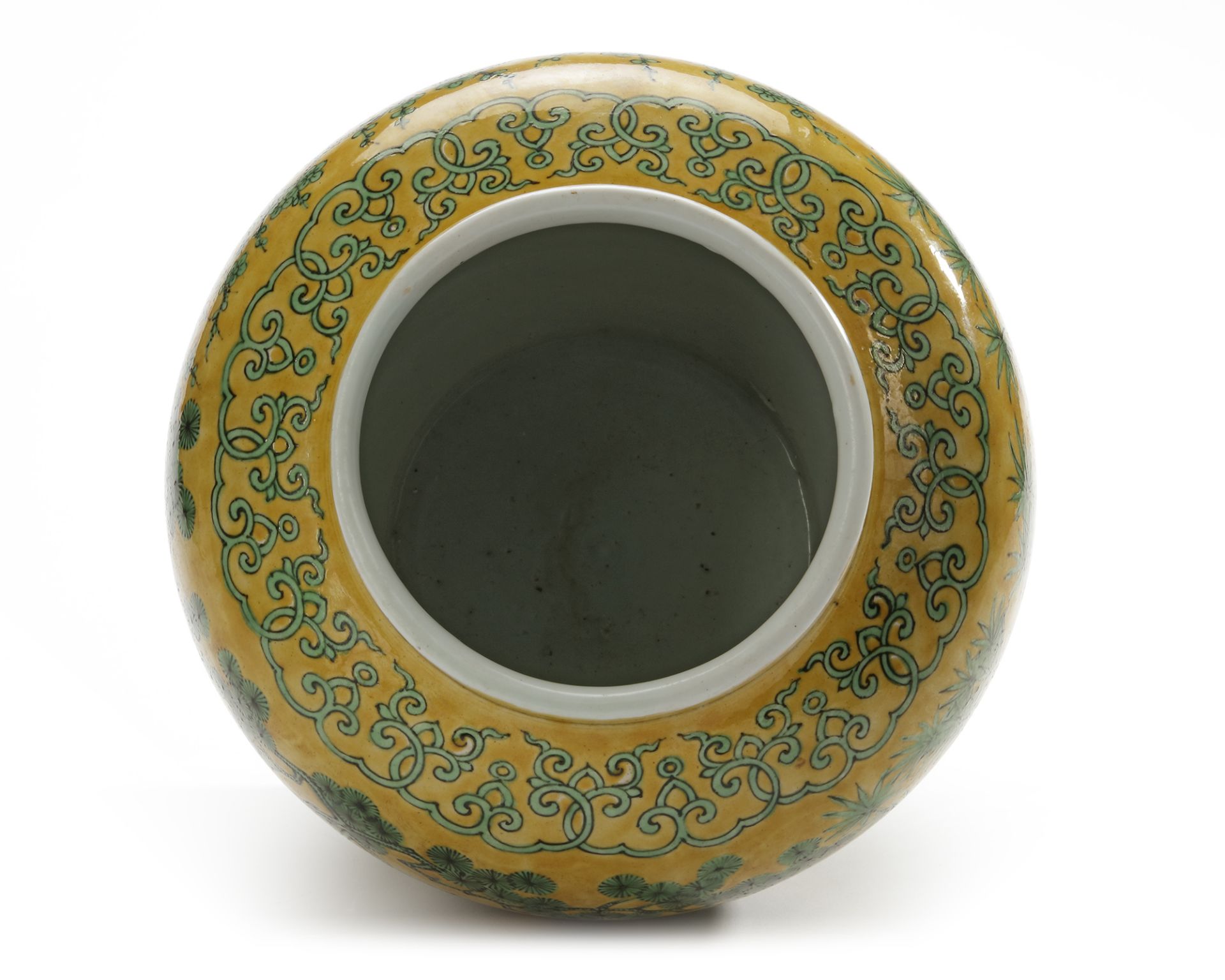 A CHINESE YELLOW-GROUND GREEN ENAMELED JAR, MING DYNASTY (1368-1644) OR LATER - Image 4 of 5