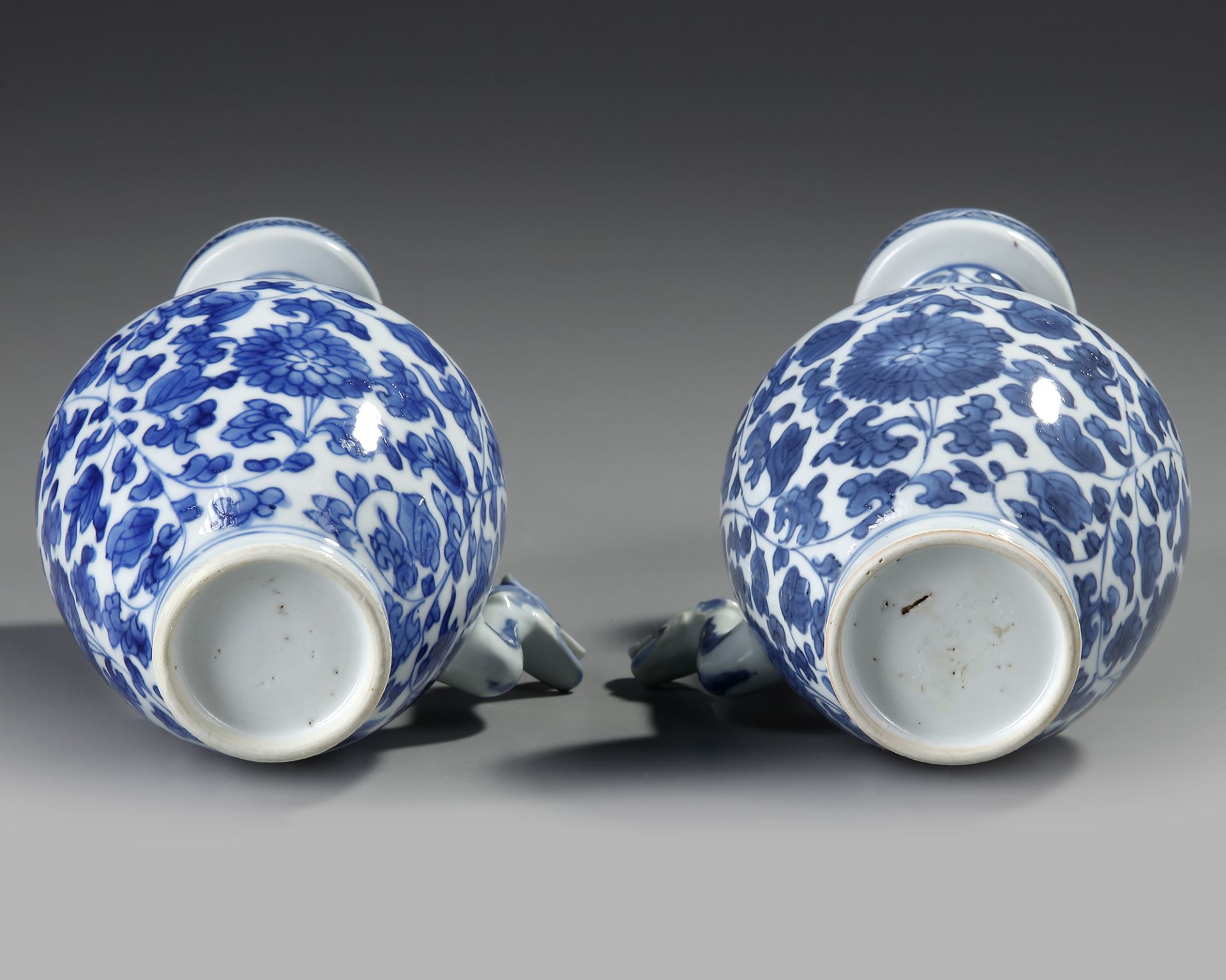 A PAIR OF BLUE AND WHITE EWERS, KANGXI PERIOD (1662-1722 ) - Image 4 of 5