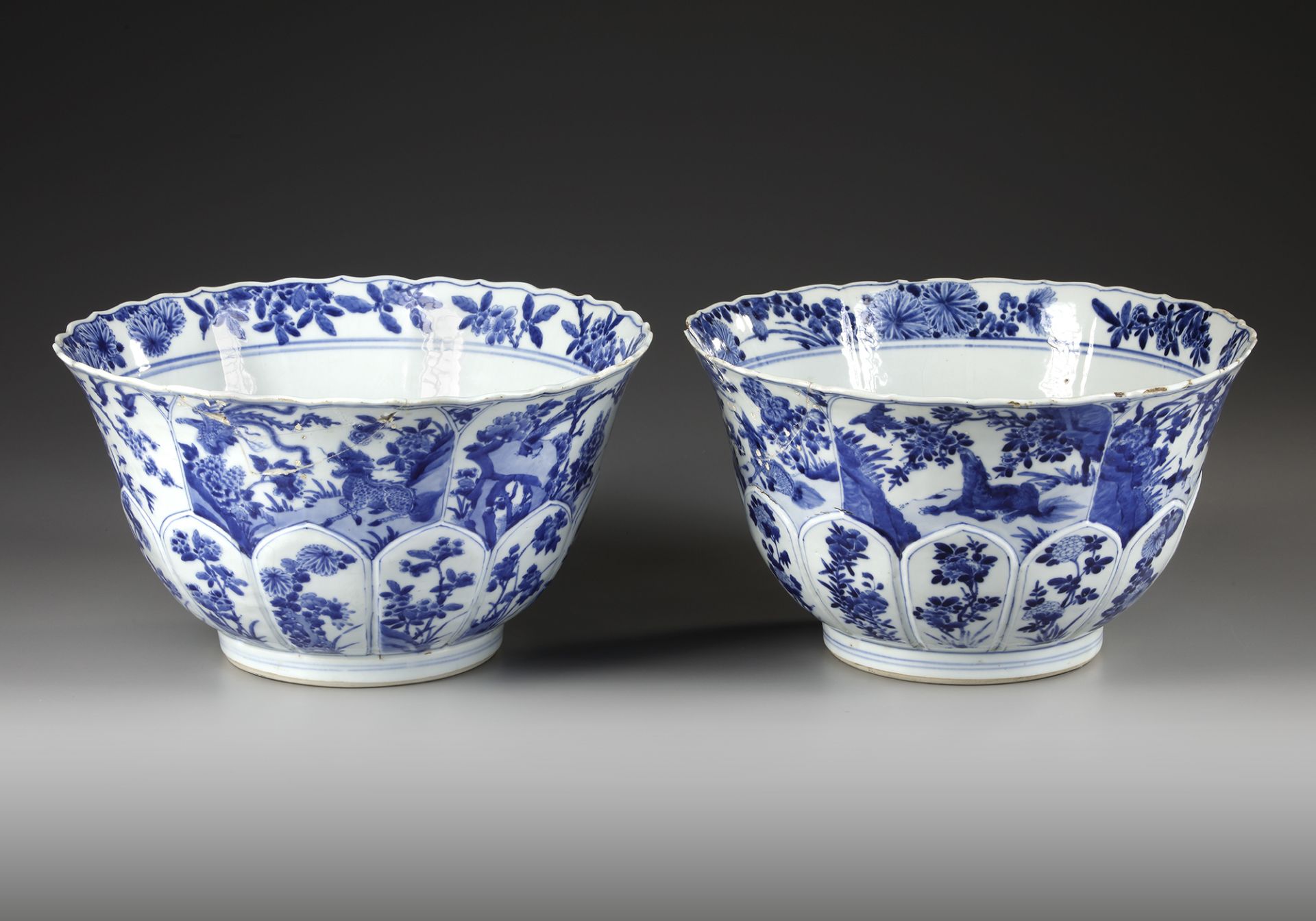 A PAIR OF BLUE AND WHITE MOULDED 'LOTUS' BOWLS, KANGXI PERIOD (1662-1722) - Bild 2 aus 5