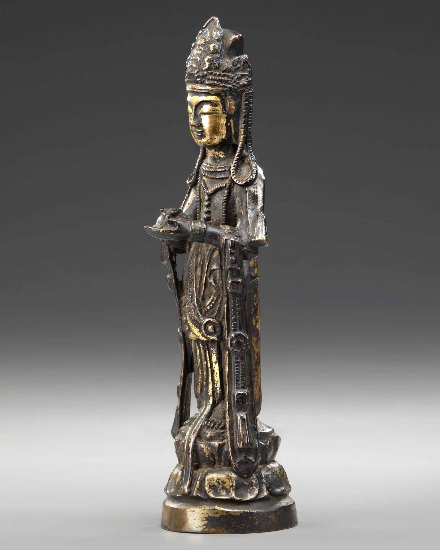 A KOREAN GILT-BRONZE STANDING FIGURE OF AVALOKITESVARA, 8TH CENTURY - Bild 3 aus 6