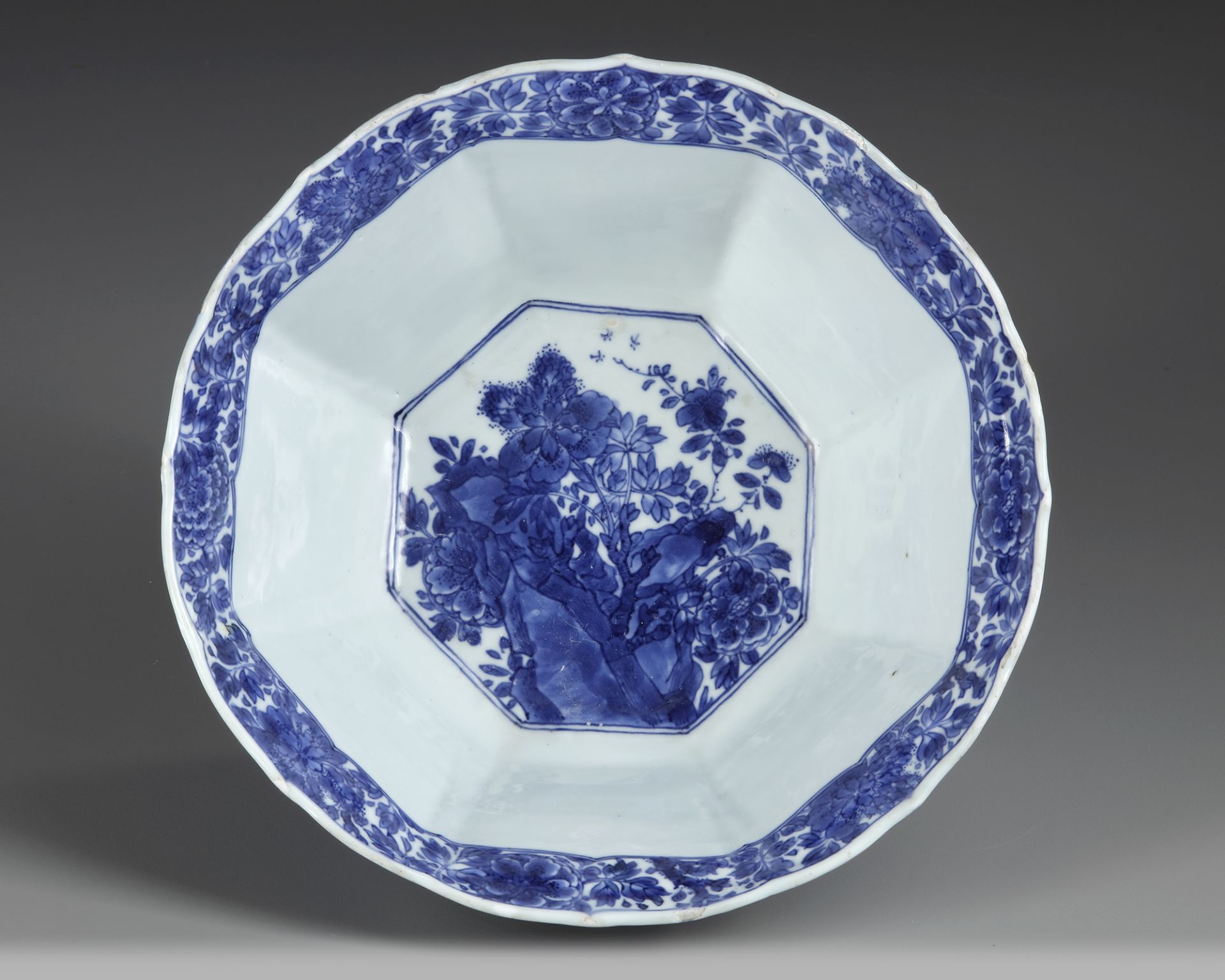 A CHINESE BLUE AND WHITE BOWL, KANGXI PERIOD 1662-1722 - Image 3 of 4