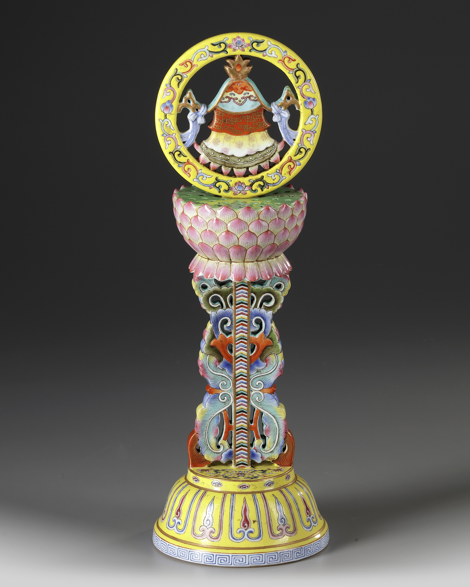 A CHINESE FAMILLE ROSE BUDDHIST EMBLEM ALTAR ORNAMENT, 19TH-20TH CENTURY - Image 3 of 5