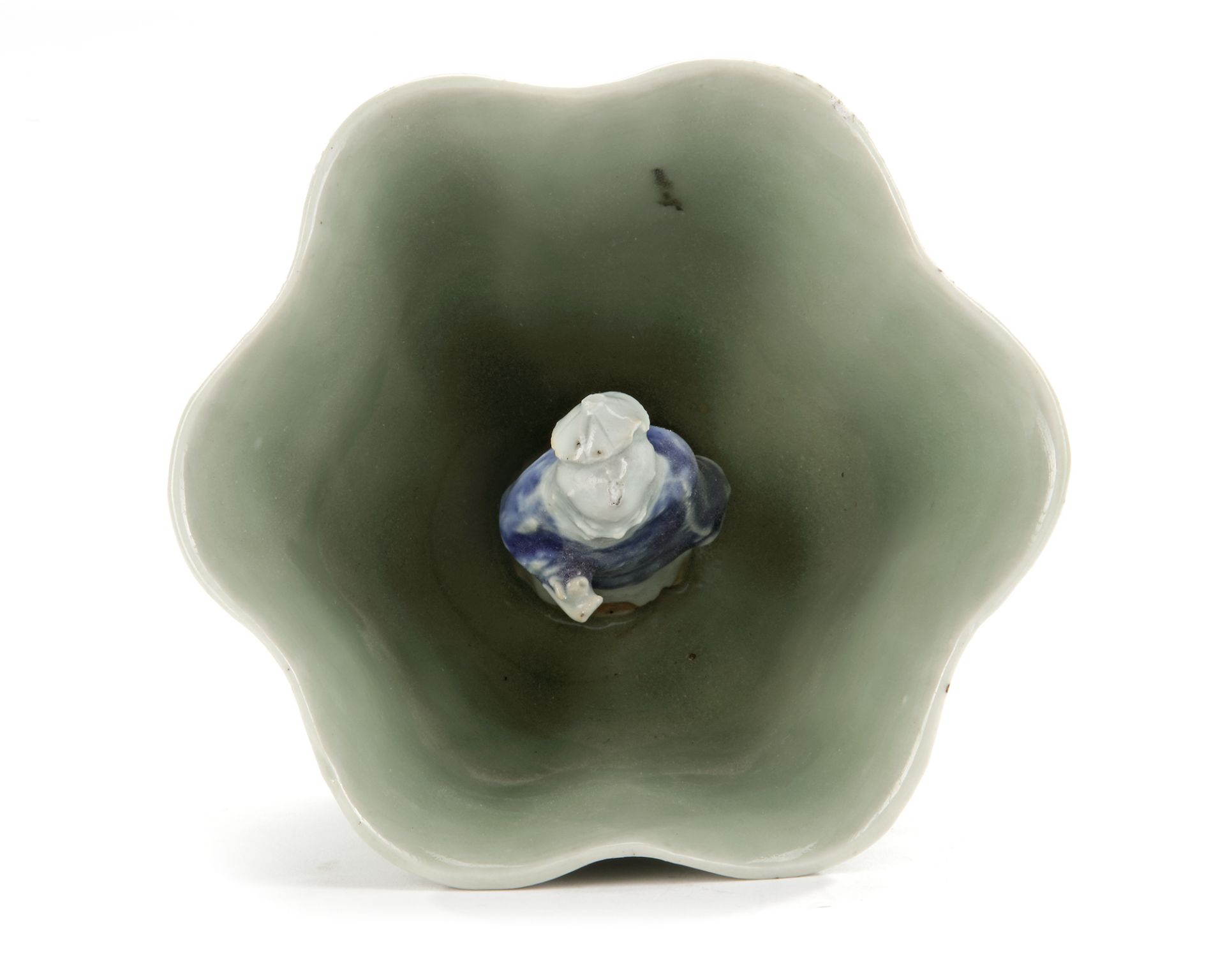 A CHINESE LONGQUAN CELADON FLOWER SHAPED BOWL, 18TH CENTURY - Image 4 of 5