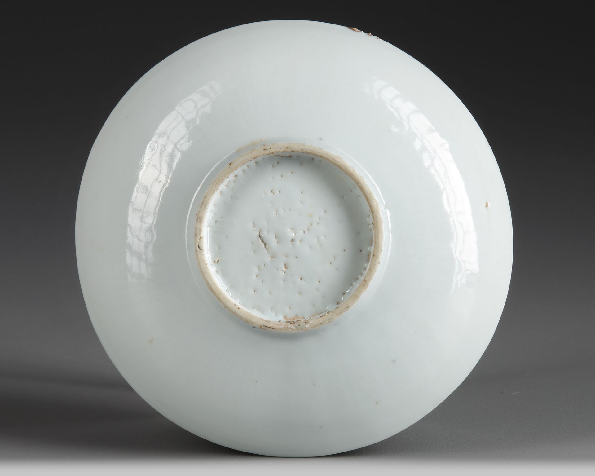 A CHINESE BLUE AND WHITE KOSOMETSUKE DISH, TIANQI PERIOD (1621-1627 AD) - Image 2 of 2