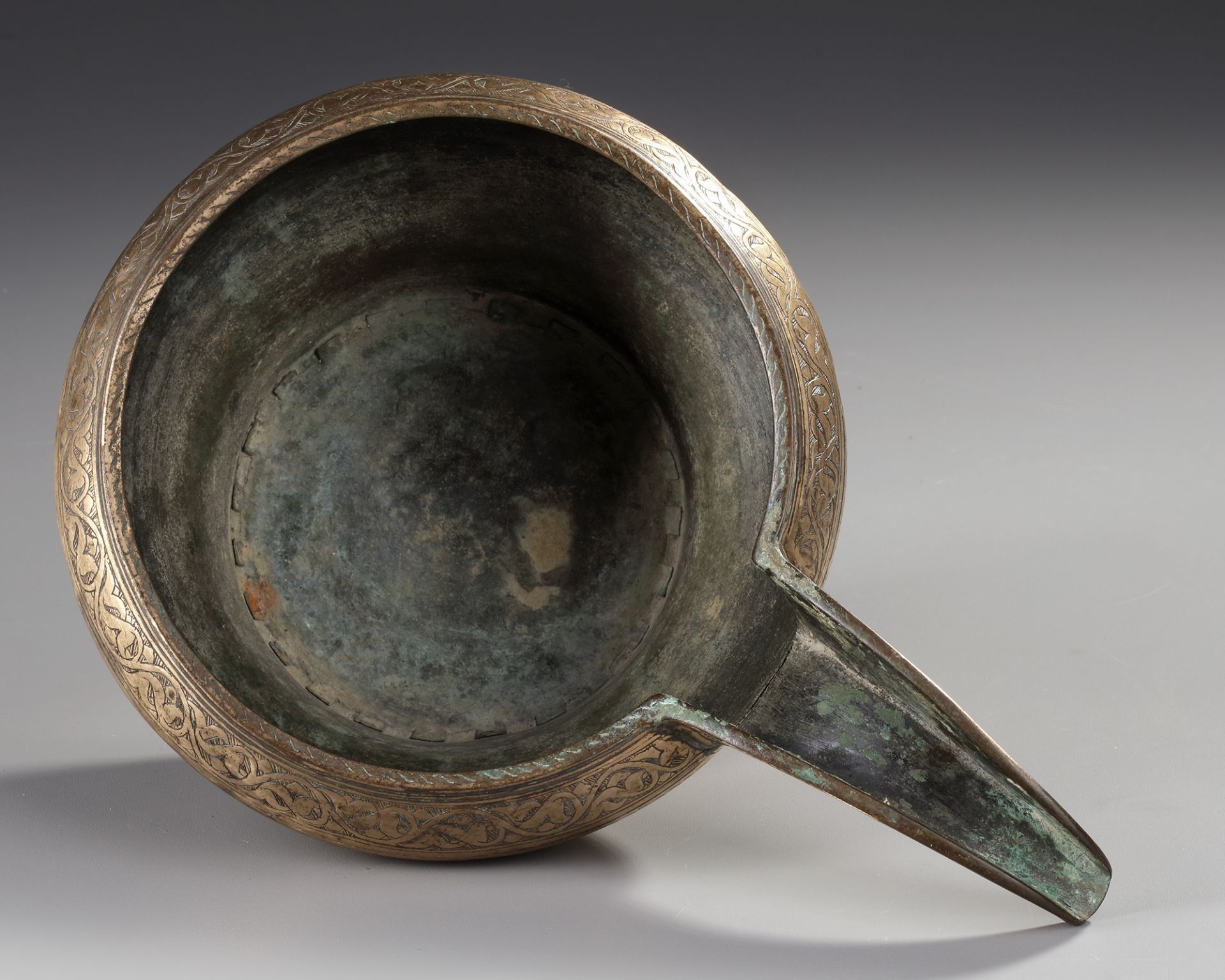 AN ENGRAVED SAFAVID TINNED COPPER SPOUTED POURING BOWL, PERSIA, 17TH CENTURY - Bild 3 aus 5